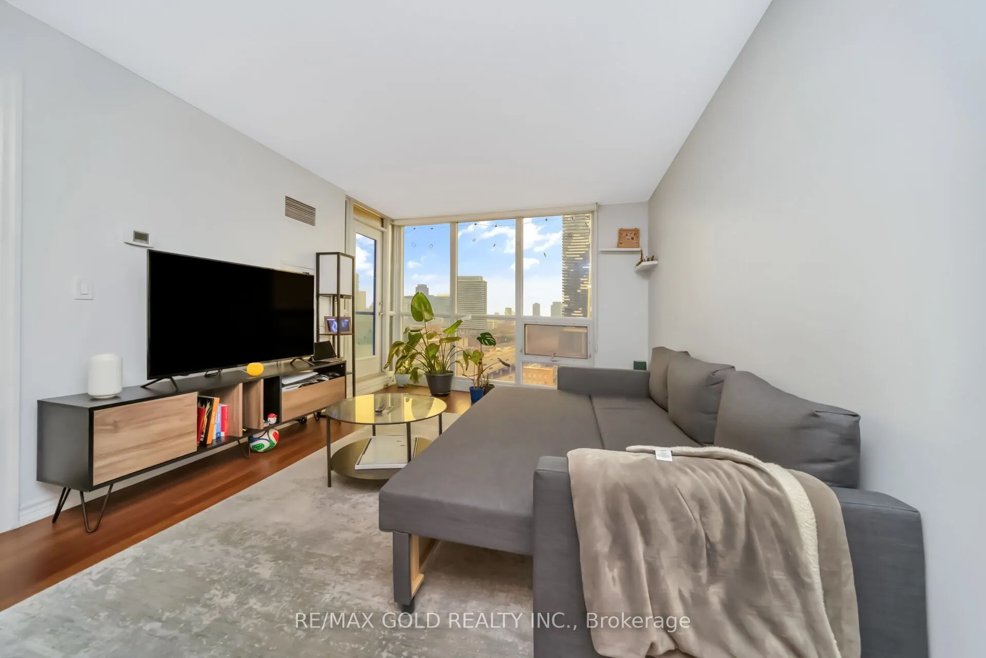 16 Yonge Street #1808