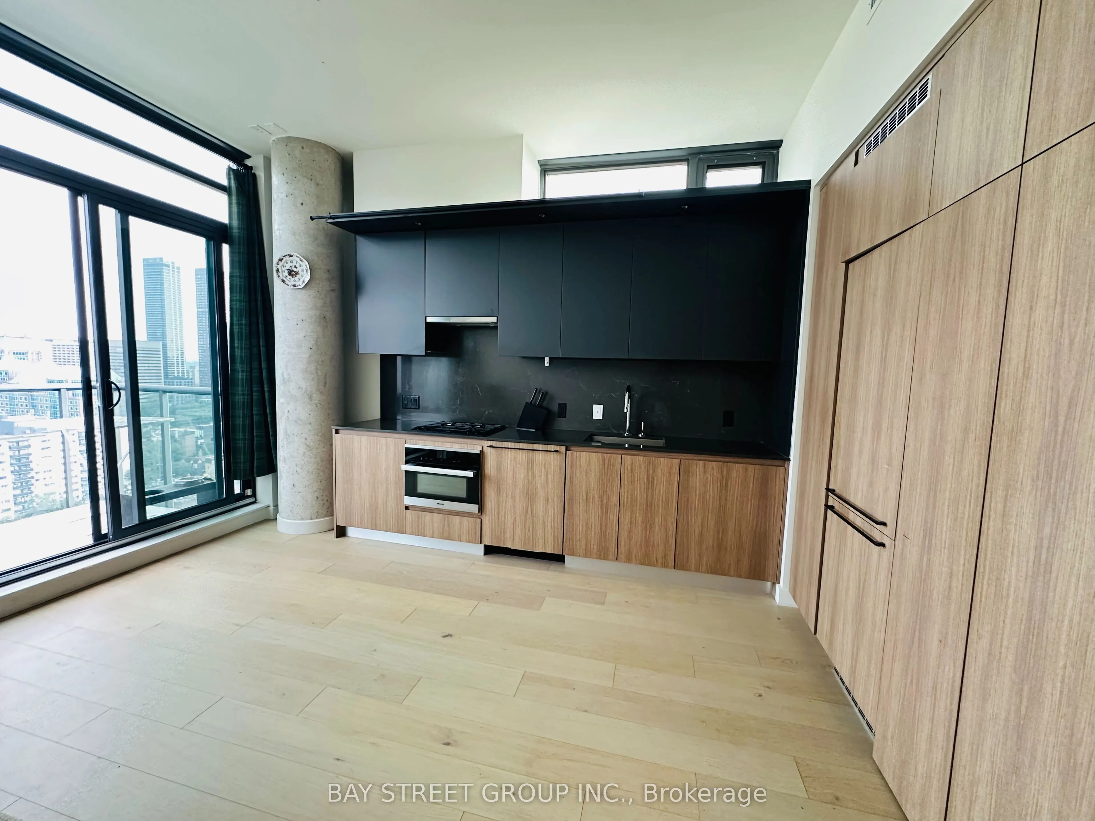 81 Wellesley Street E #2207