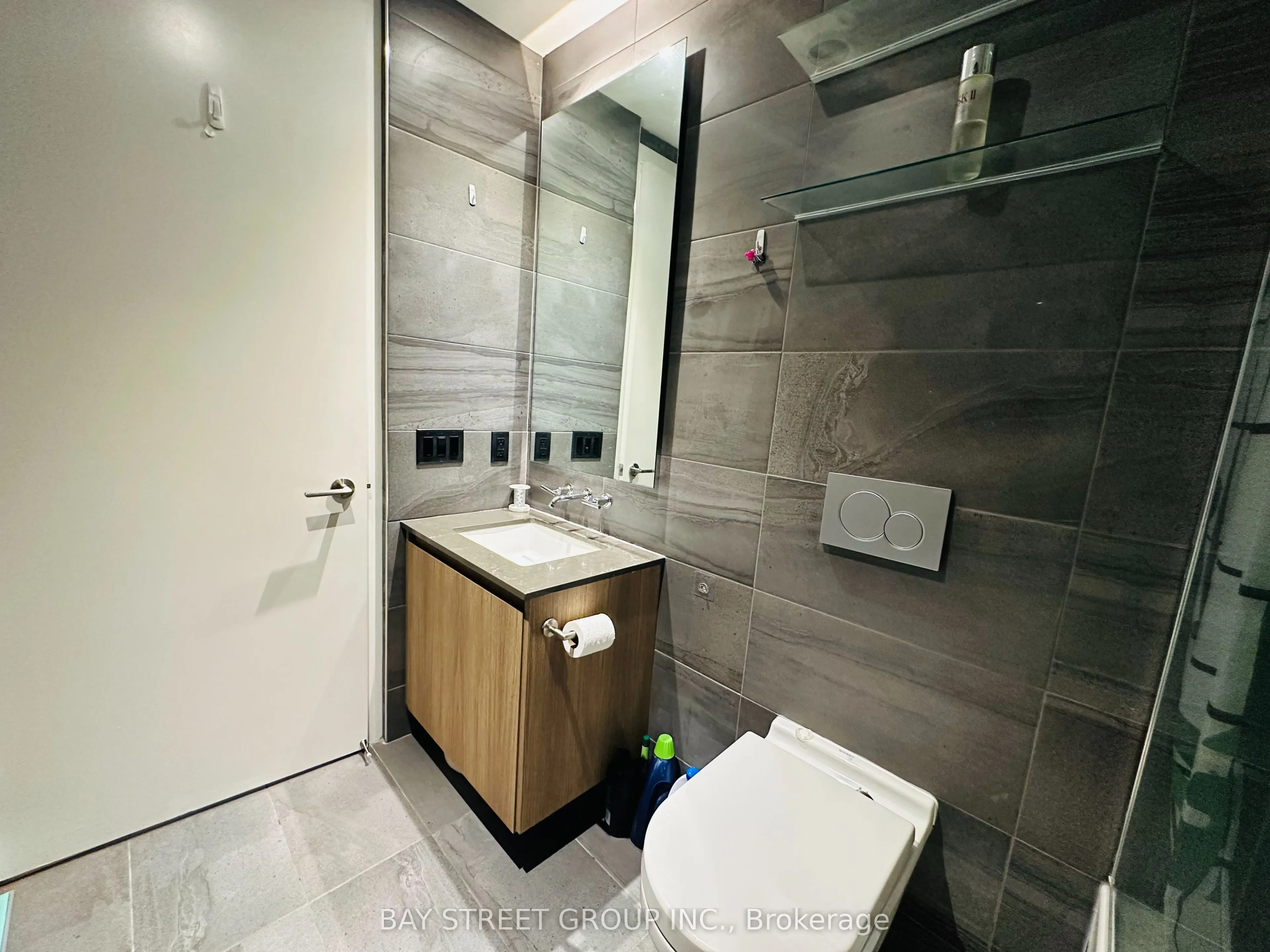 81 Wellesley Street E #2207
