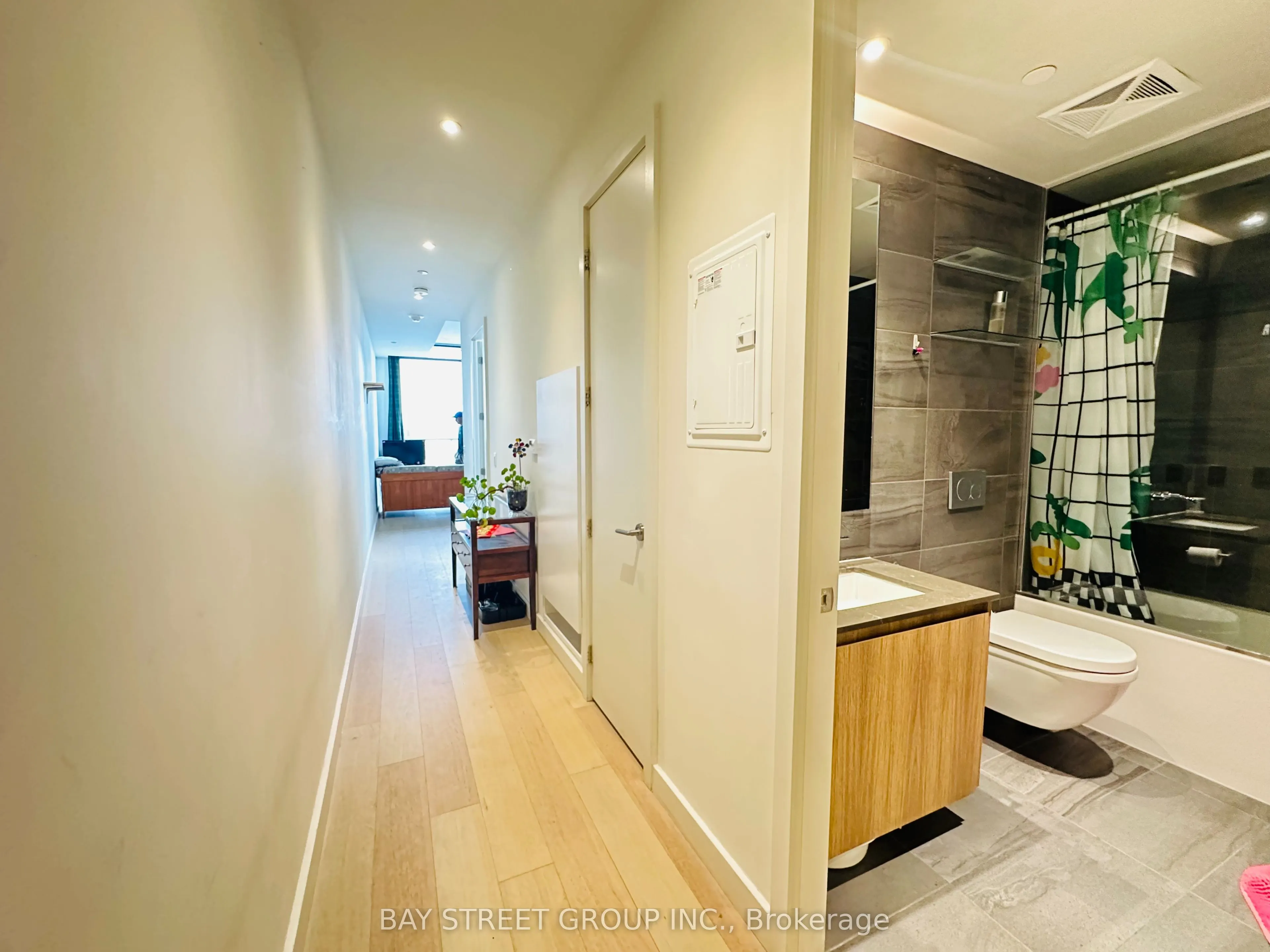 81 Wellesley Street E #2207