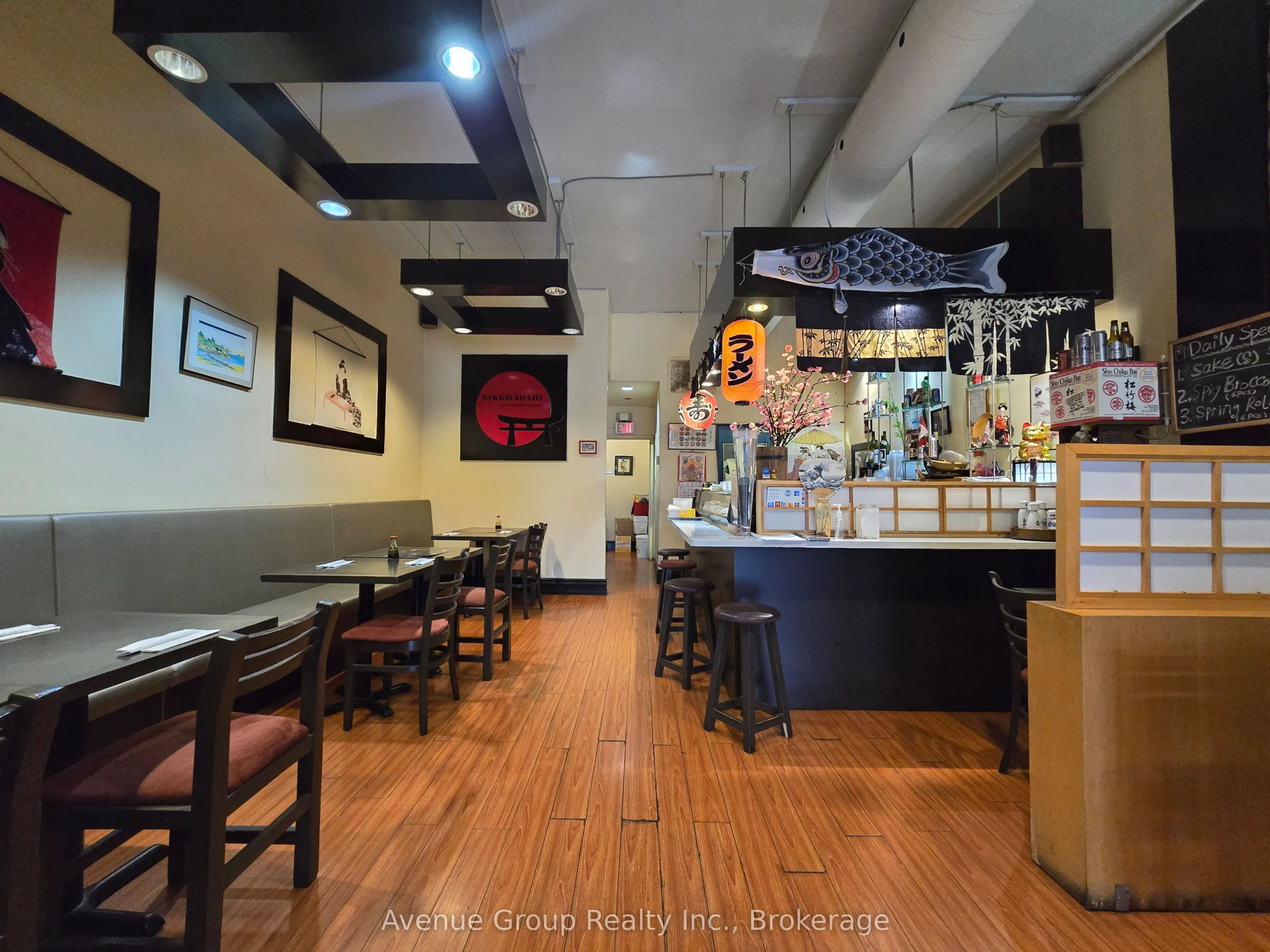 376 Eglinton Avenue W