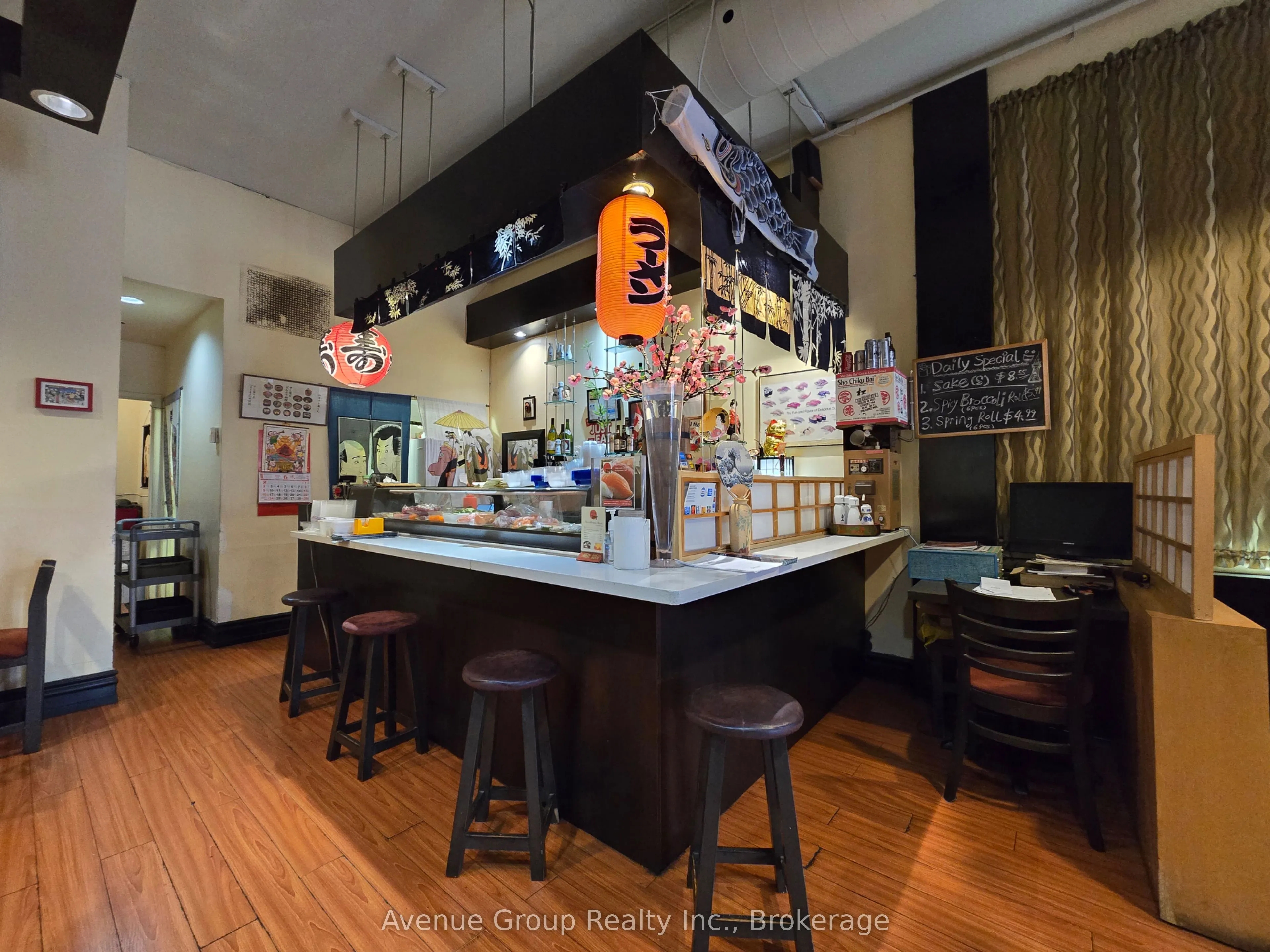 376 Eglinton Avenue W