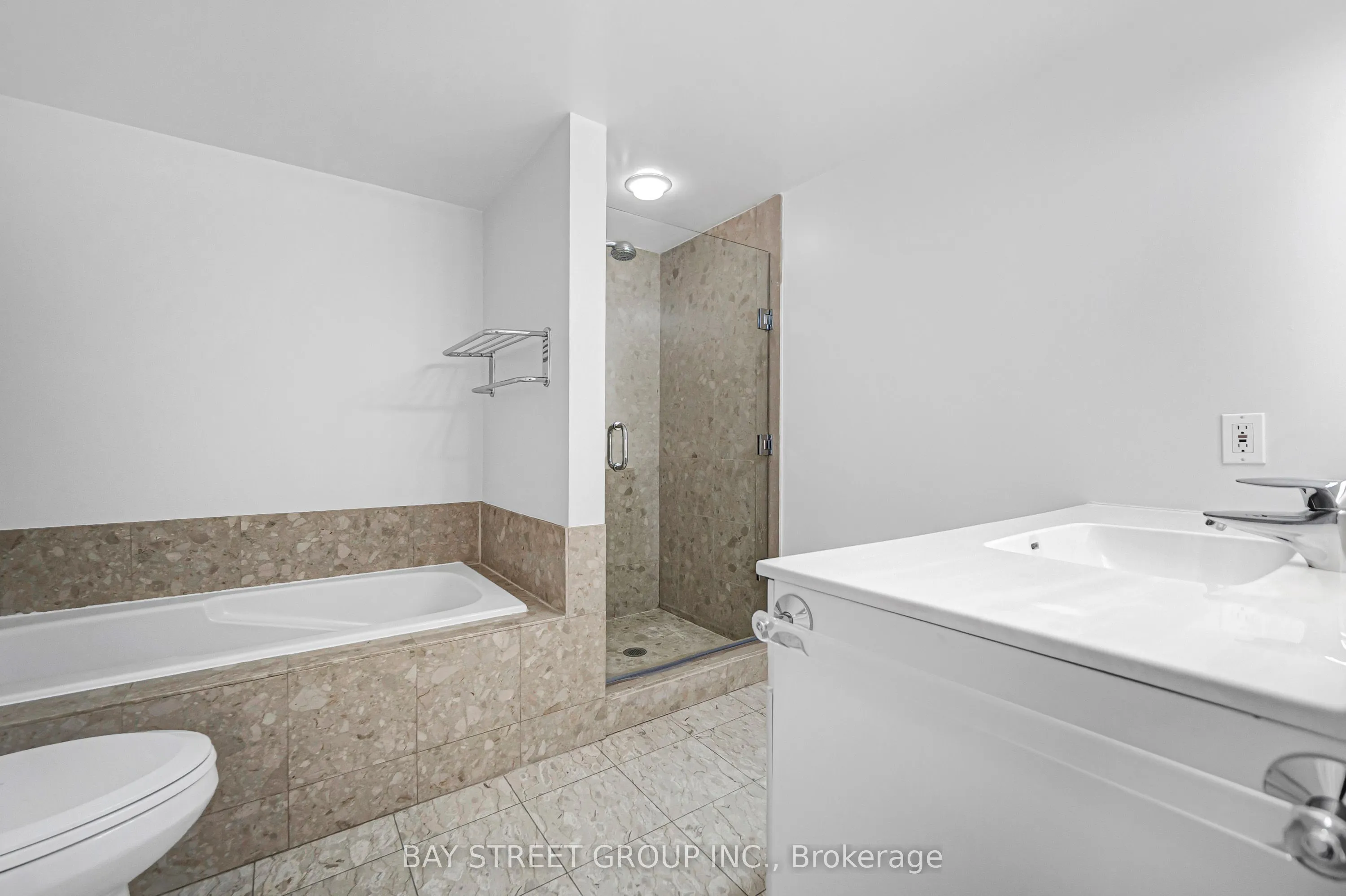 28 Hollywood Avenue #906