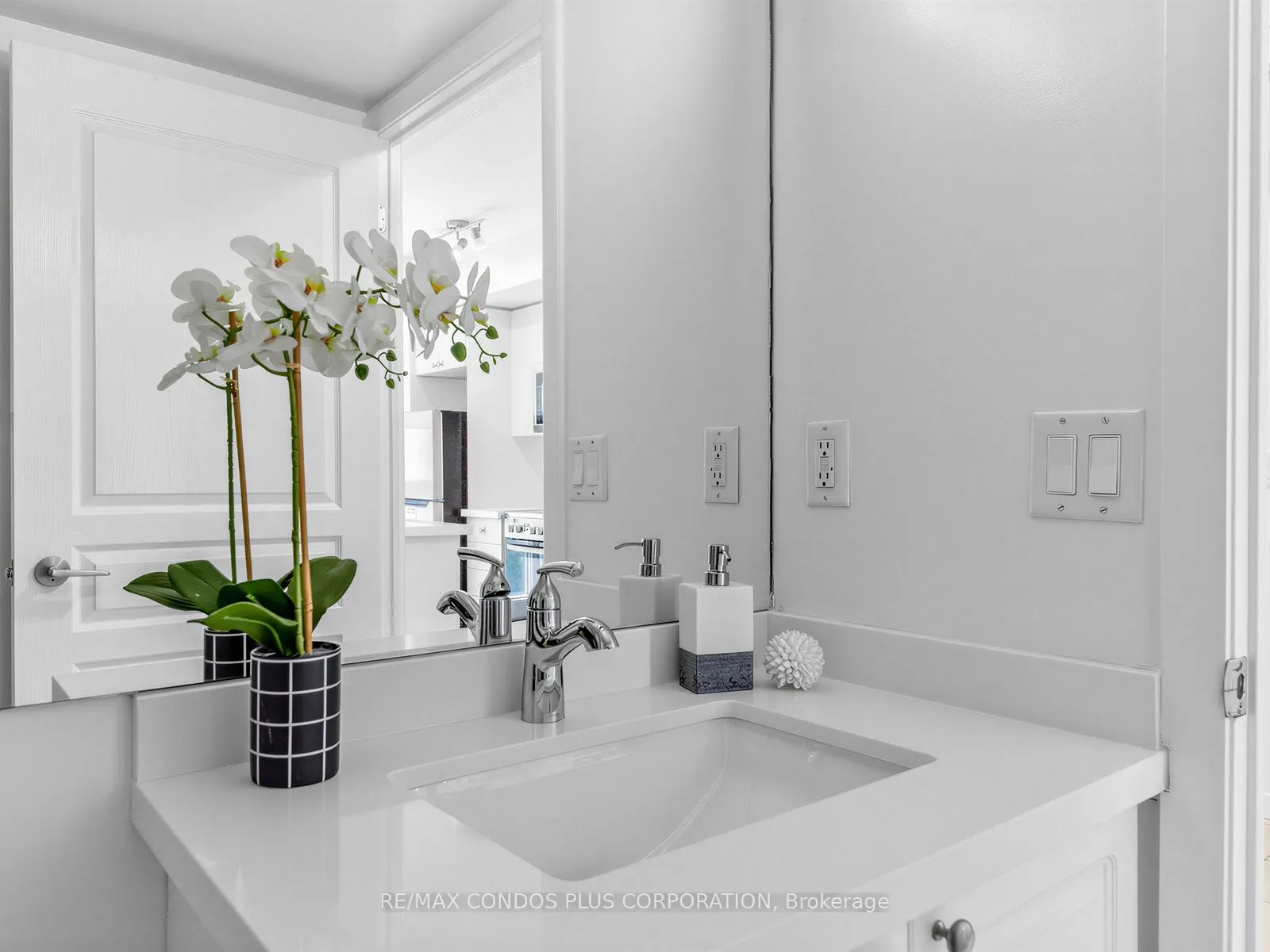 18 Yonge Street #1012