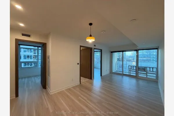 17 Bathurst Street #906