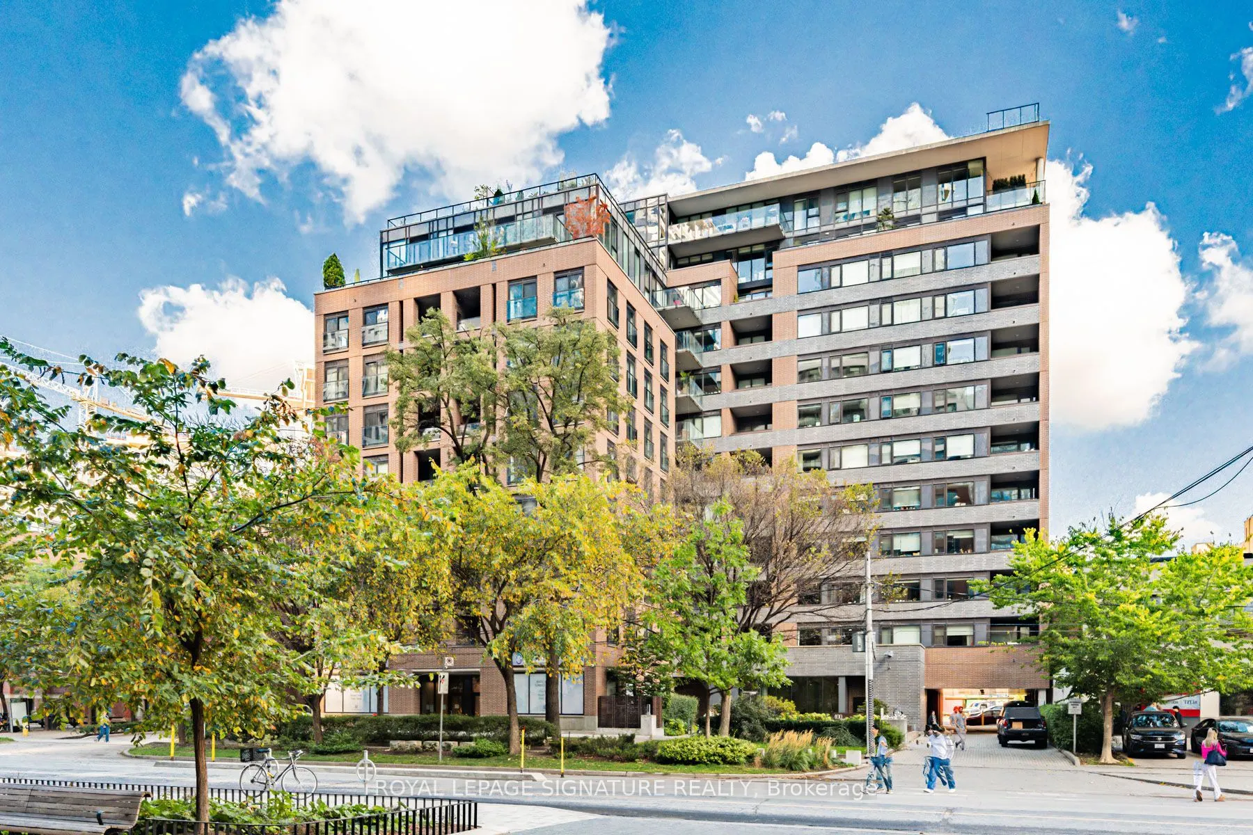 400 Wellington Street W #803