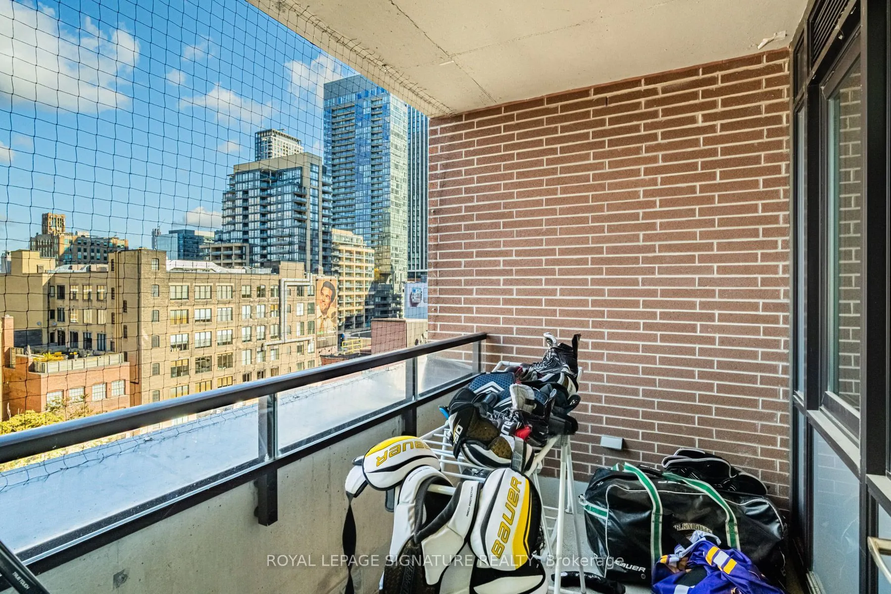 400 Wellington Street W #803