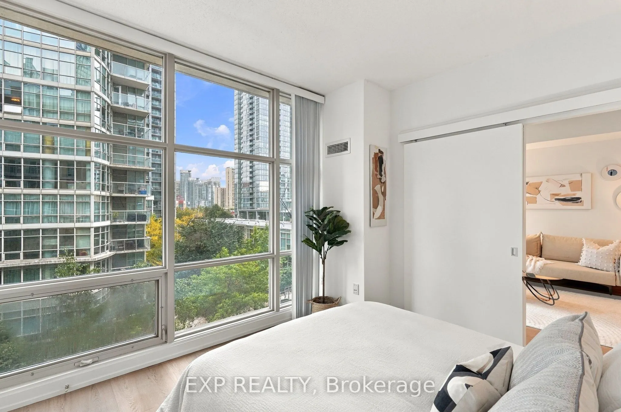 9 Spadina Avenue #301