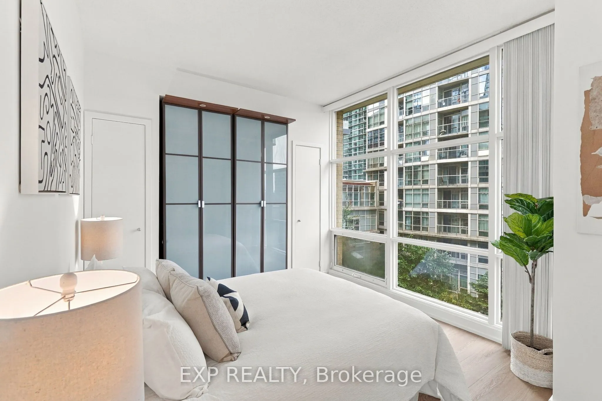 9 Spadina Avenue #301
