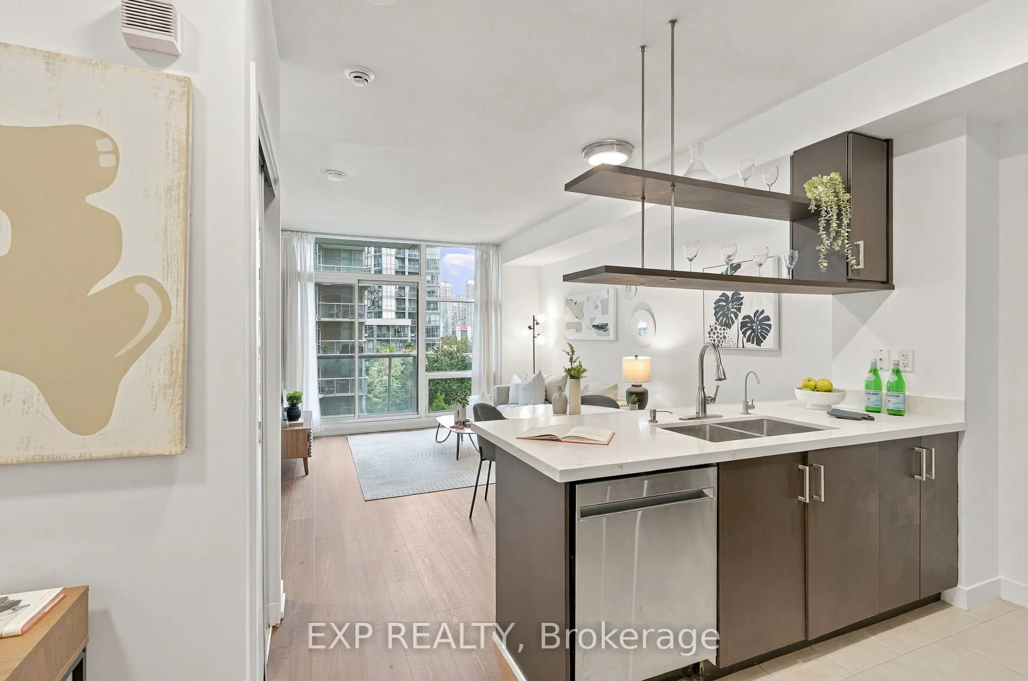 9 Spadina Avenue #301