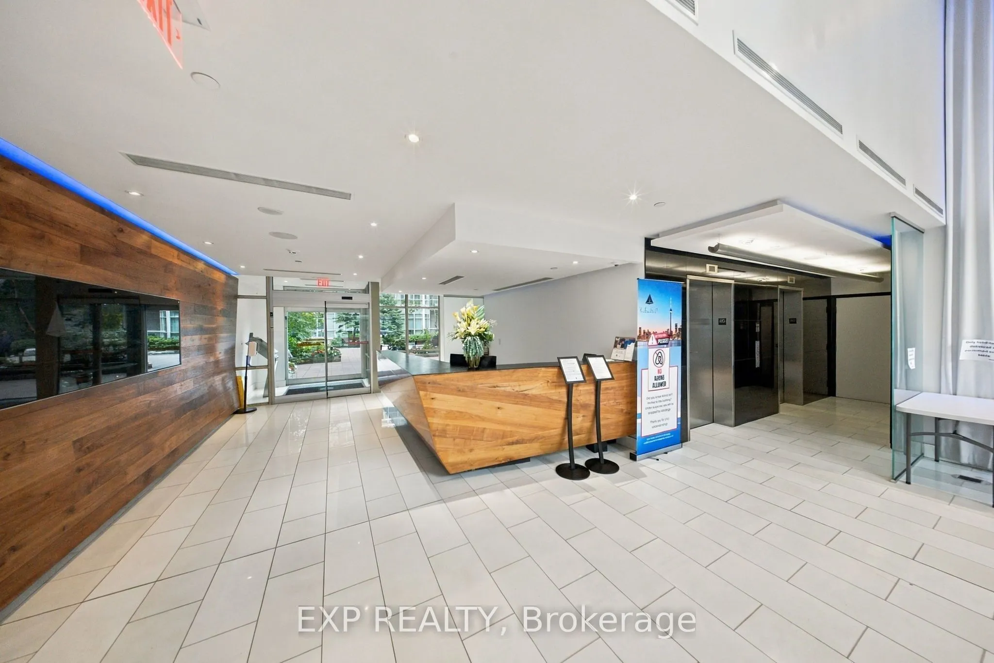 9 Spadina Avenue #301