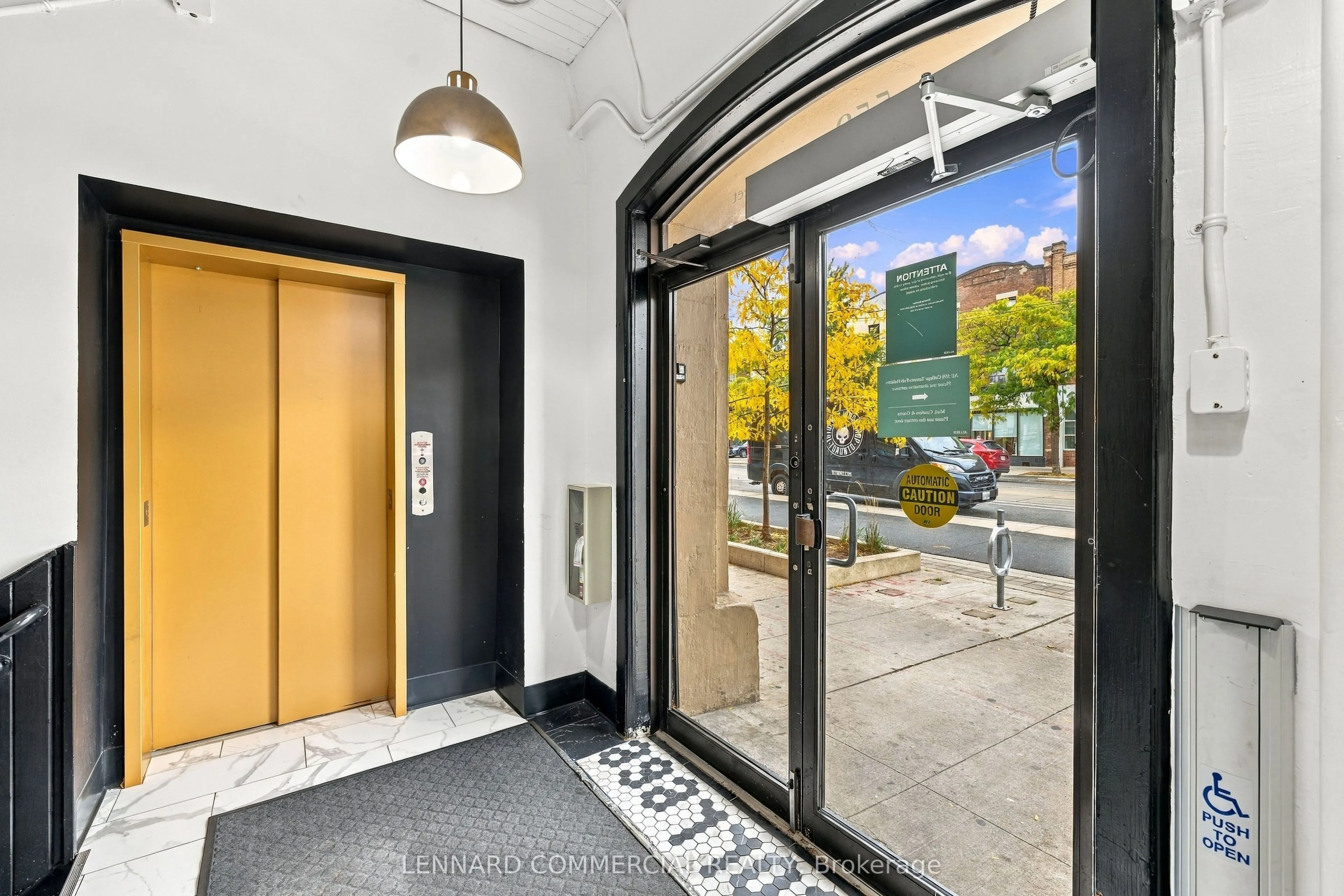 559 College Street #301