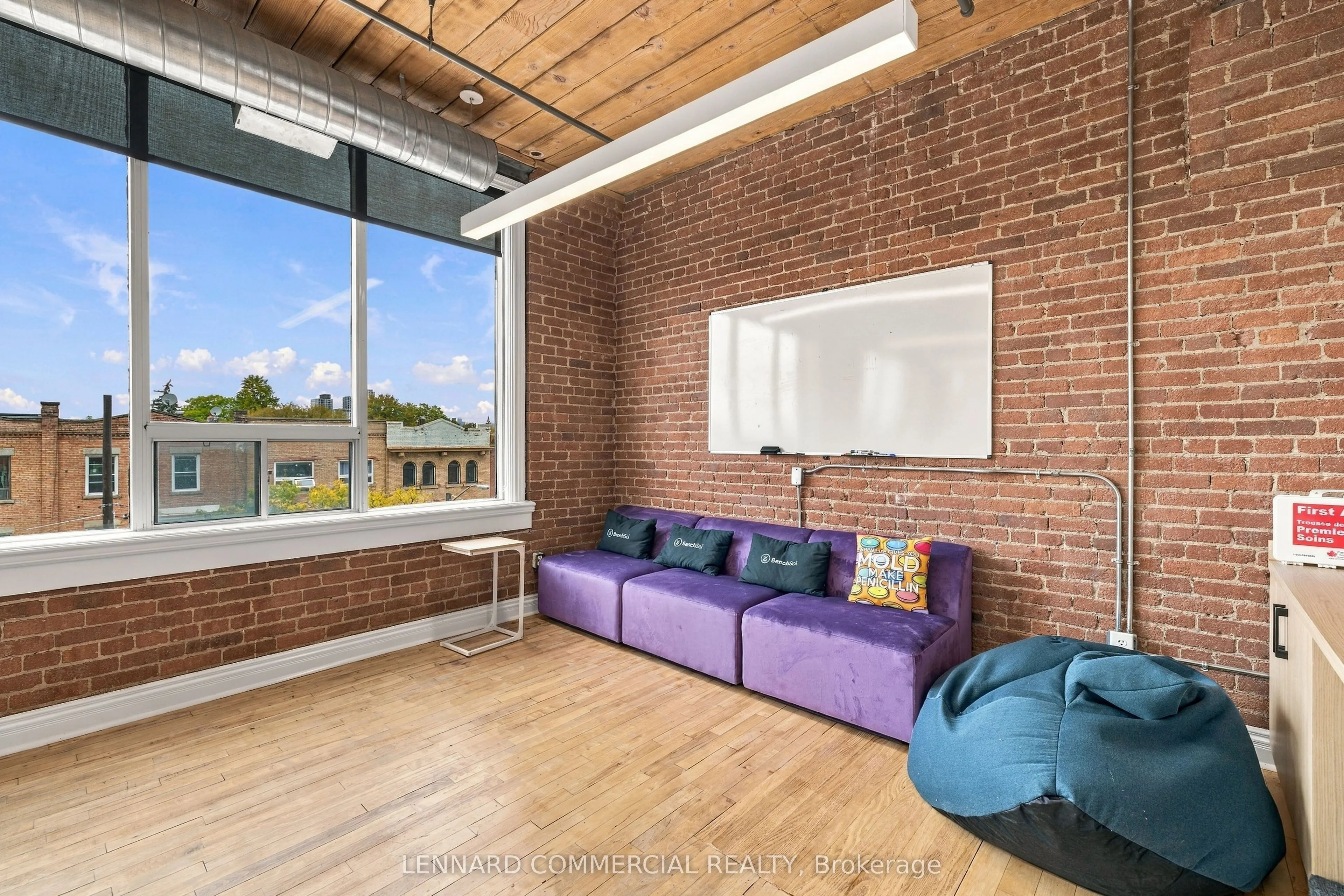 559 College Street #301