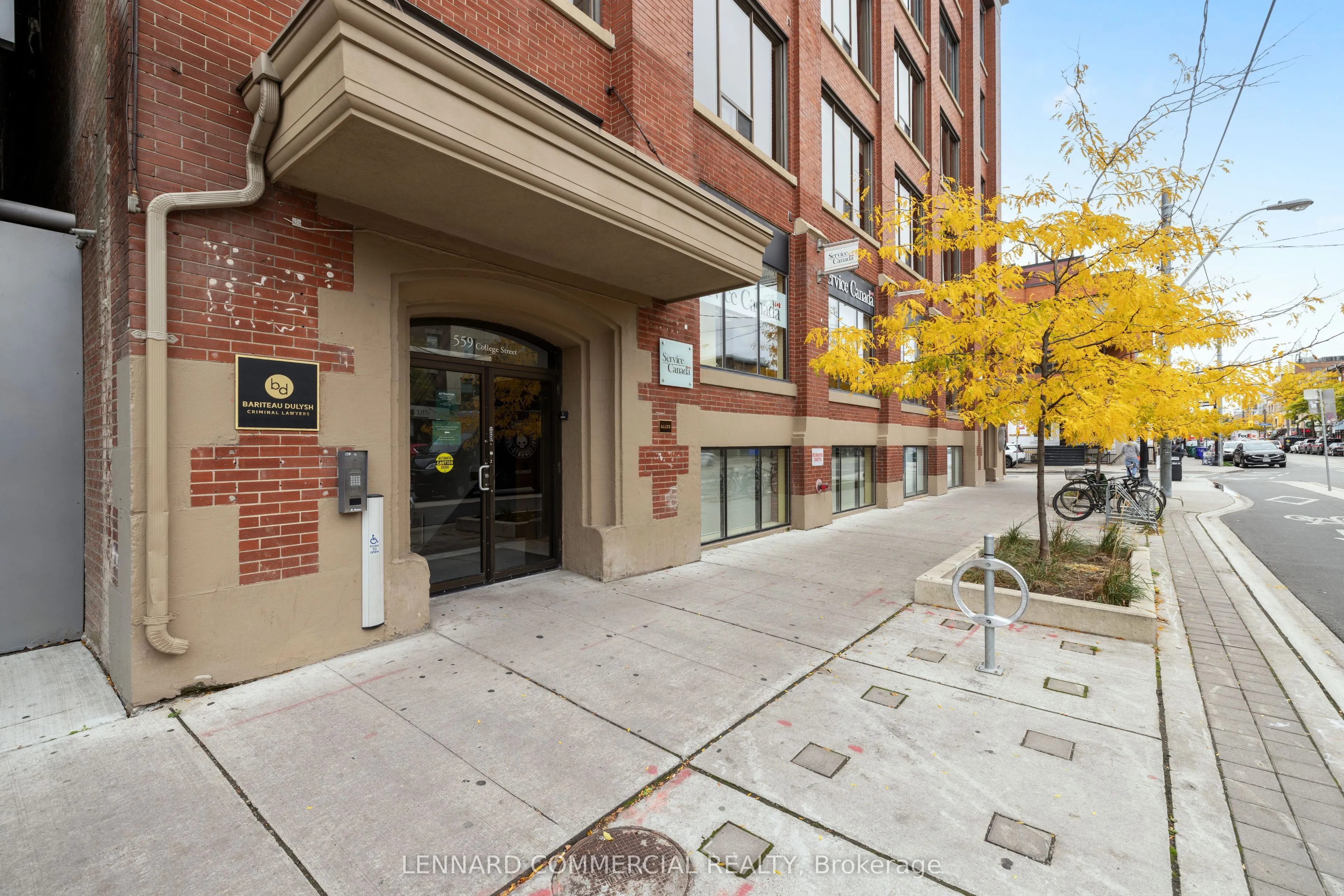 559 College Street #301