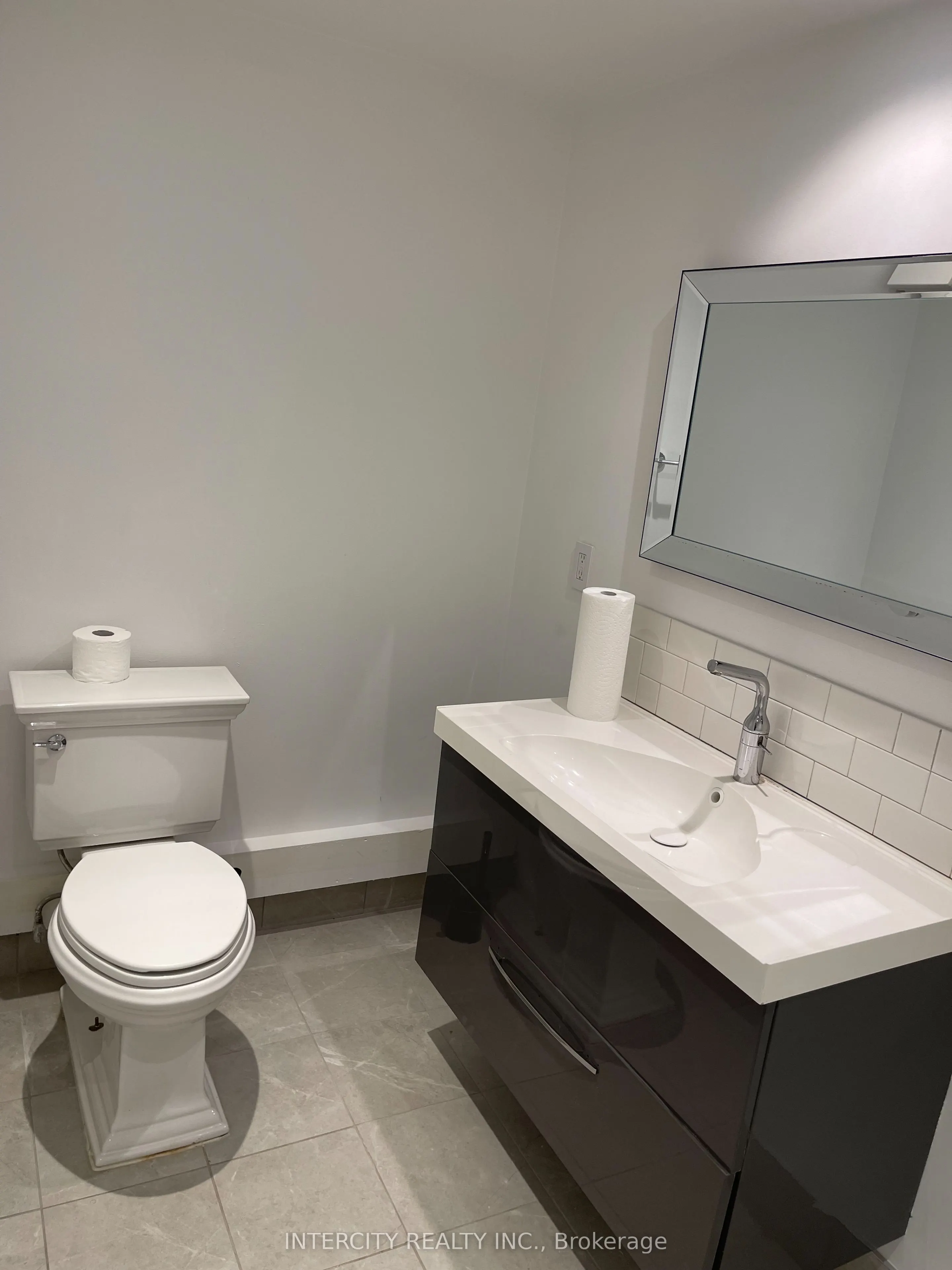 927 Queen Street W