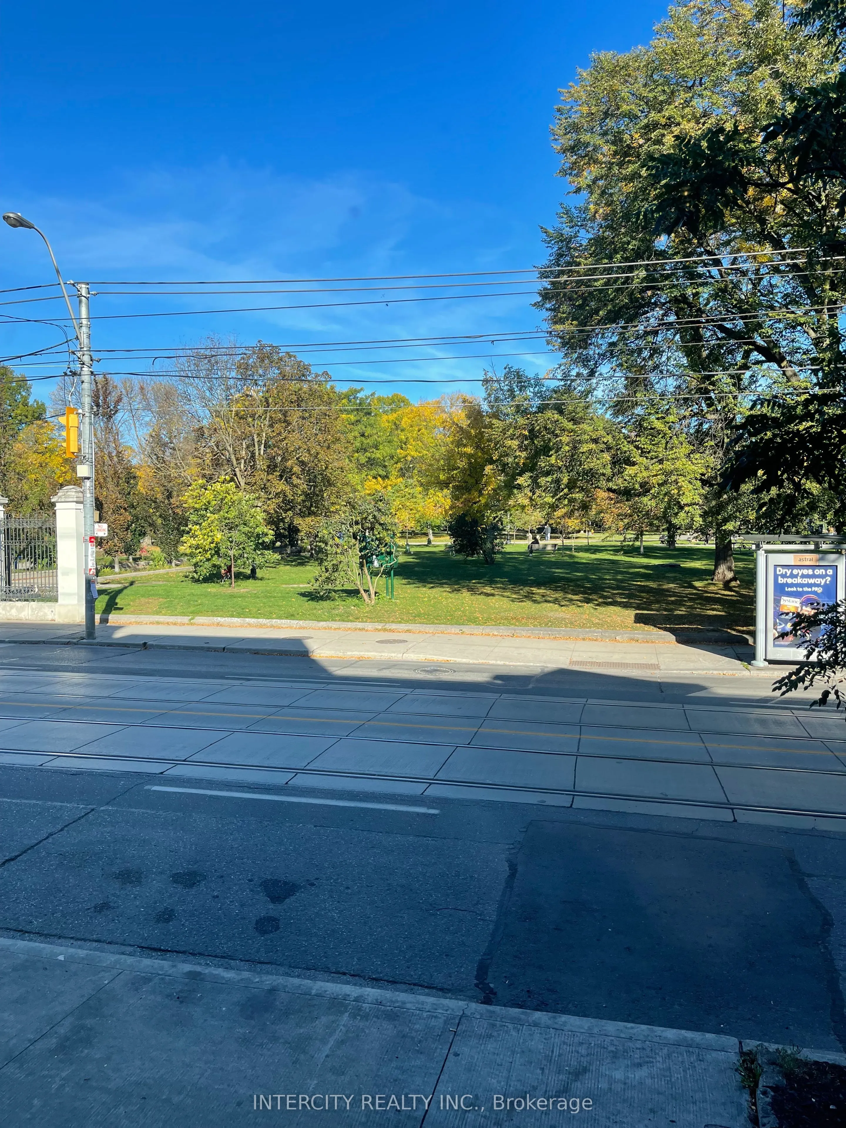 927 Queen Street W