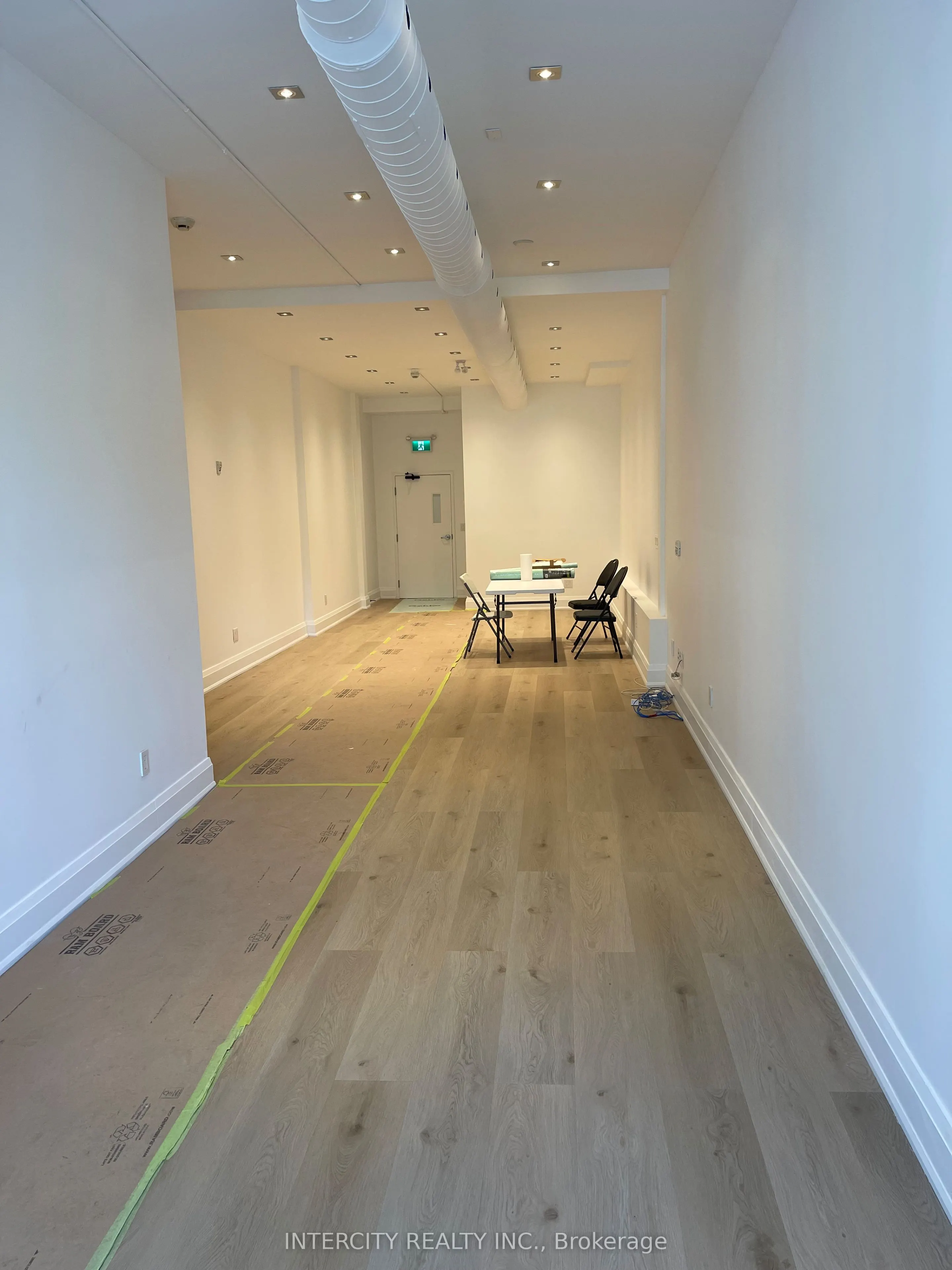 927 Queen Street W