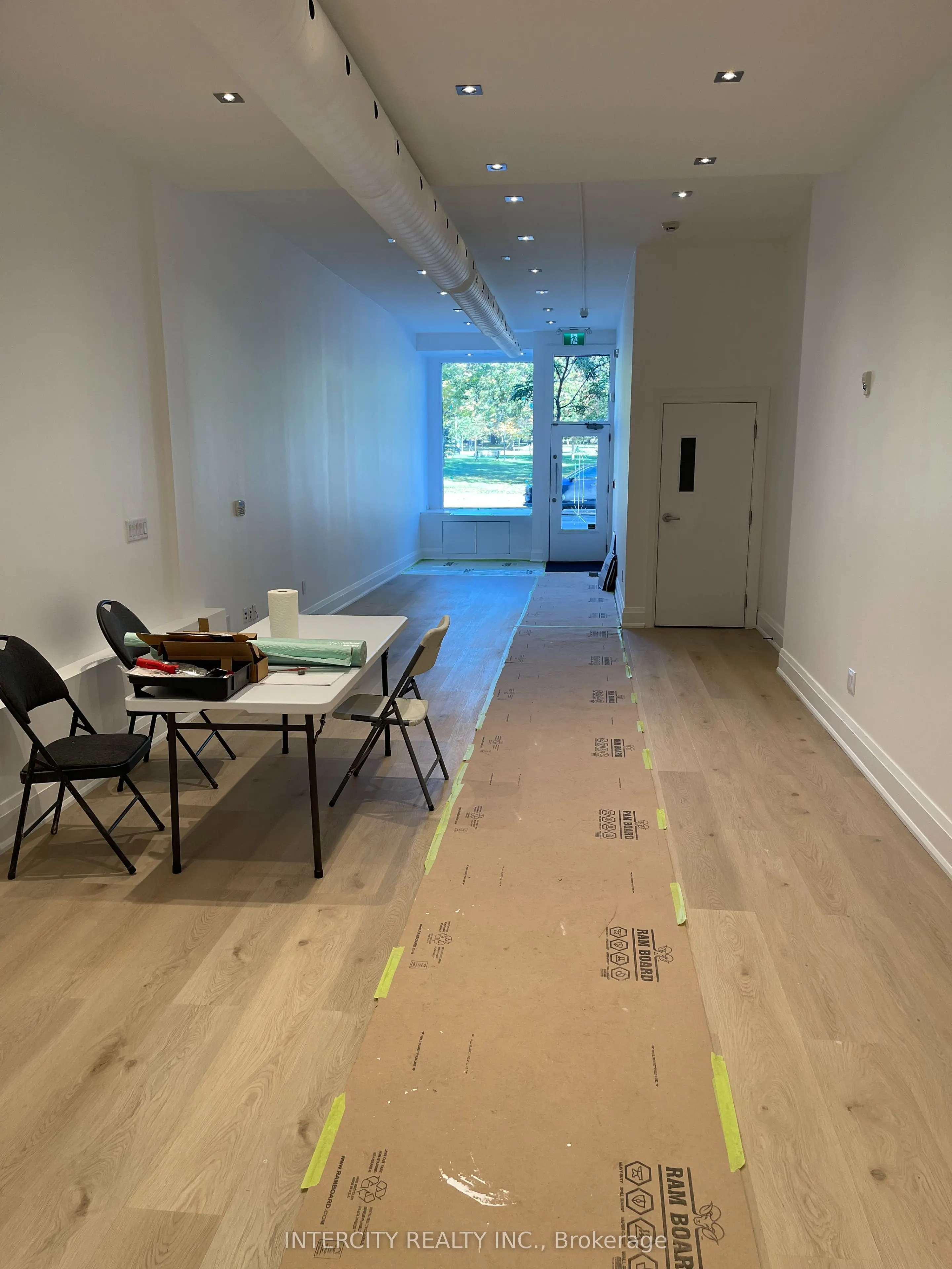 927 Queen Street W