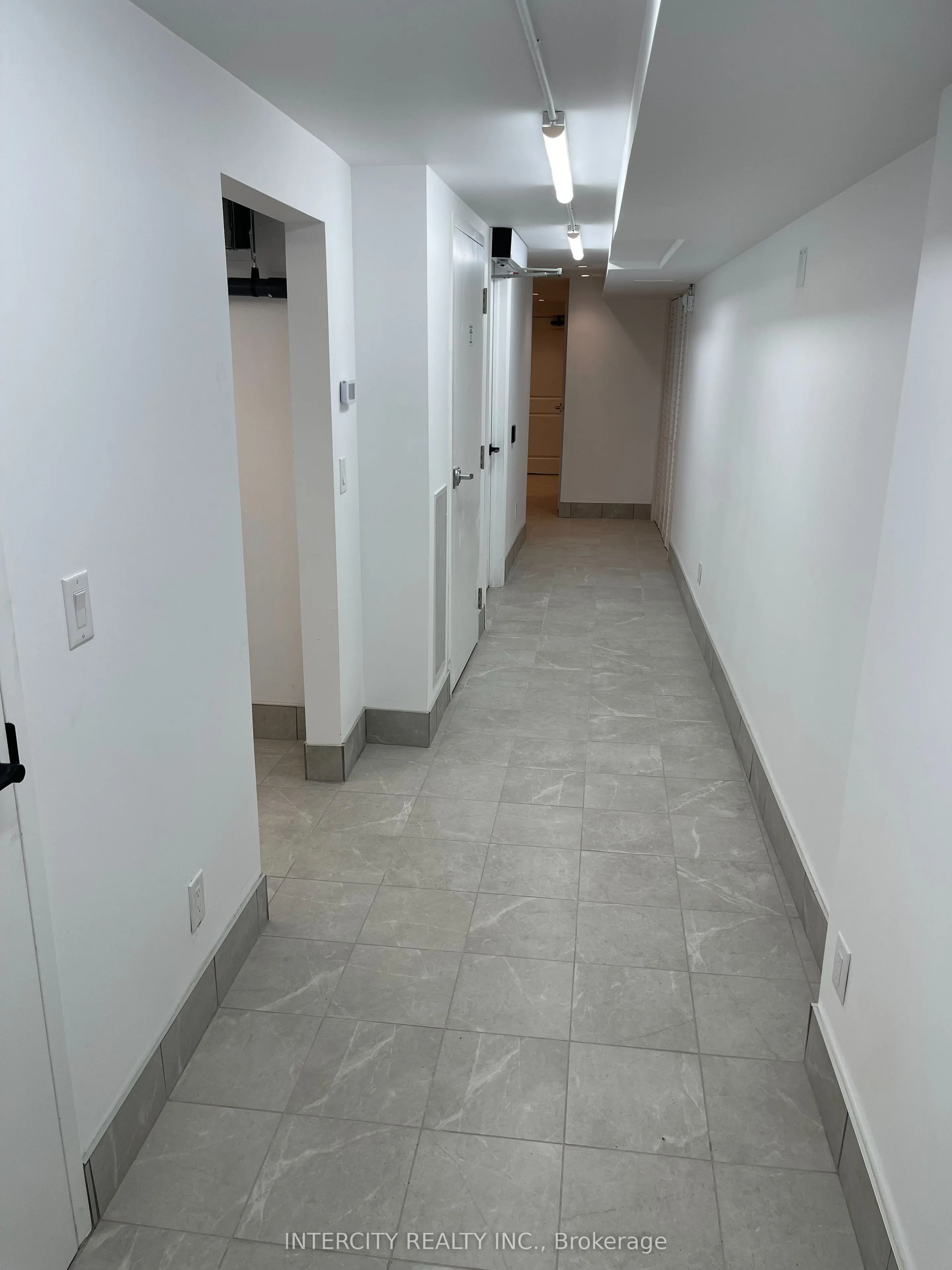 927 Queen Street W