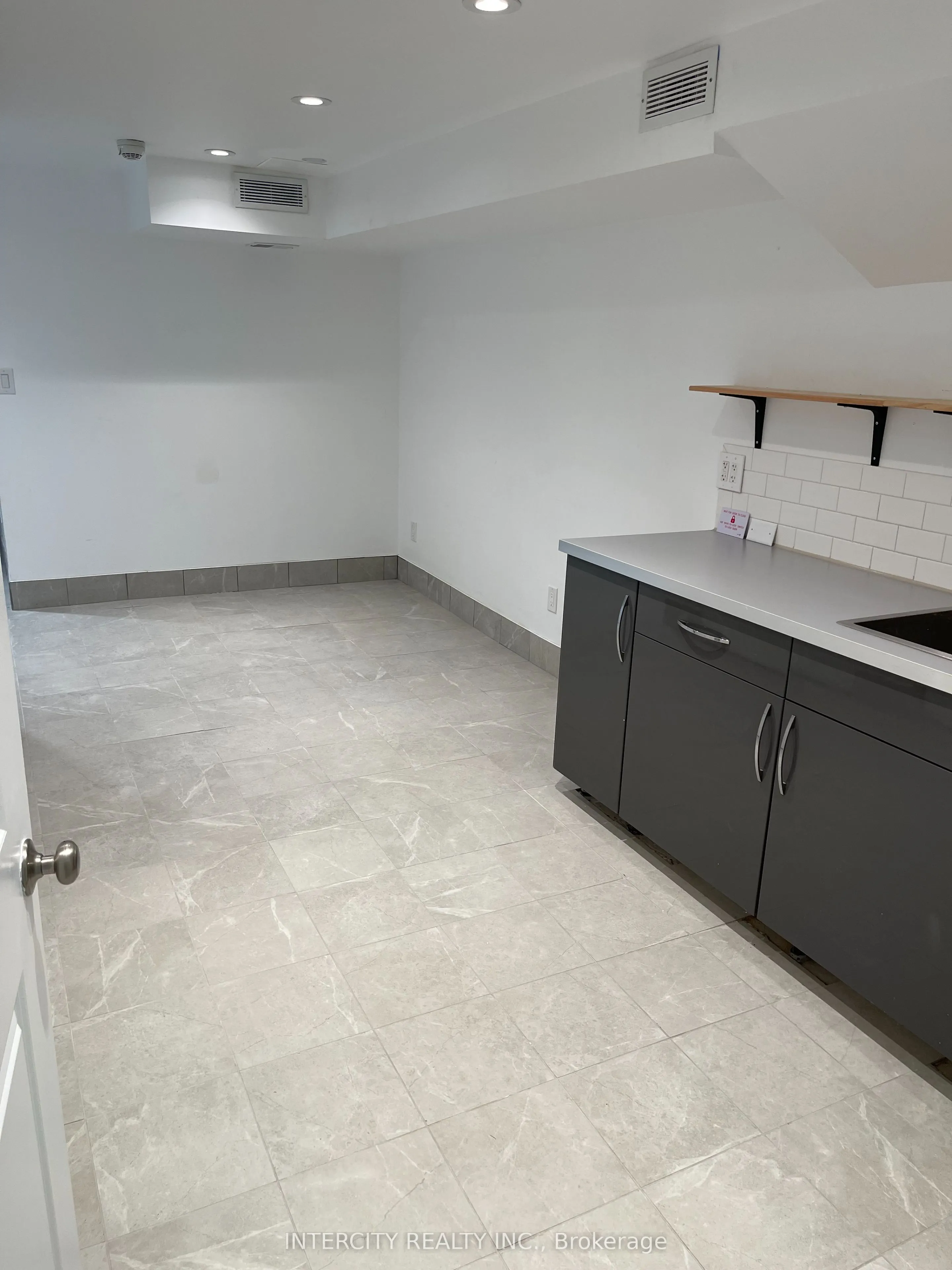 927 Queen Street W