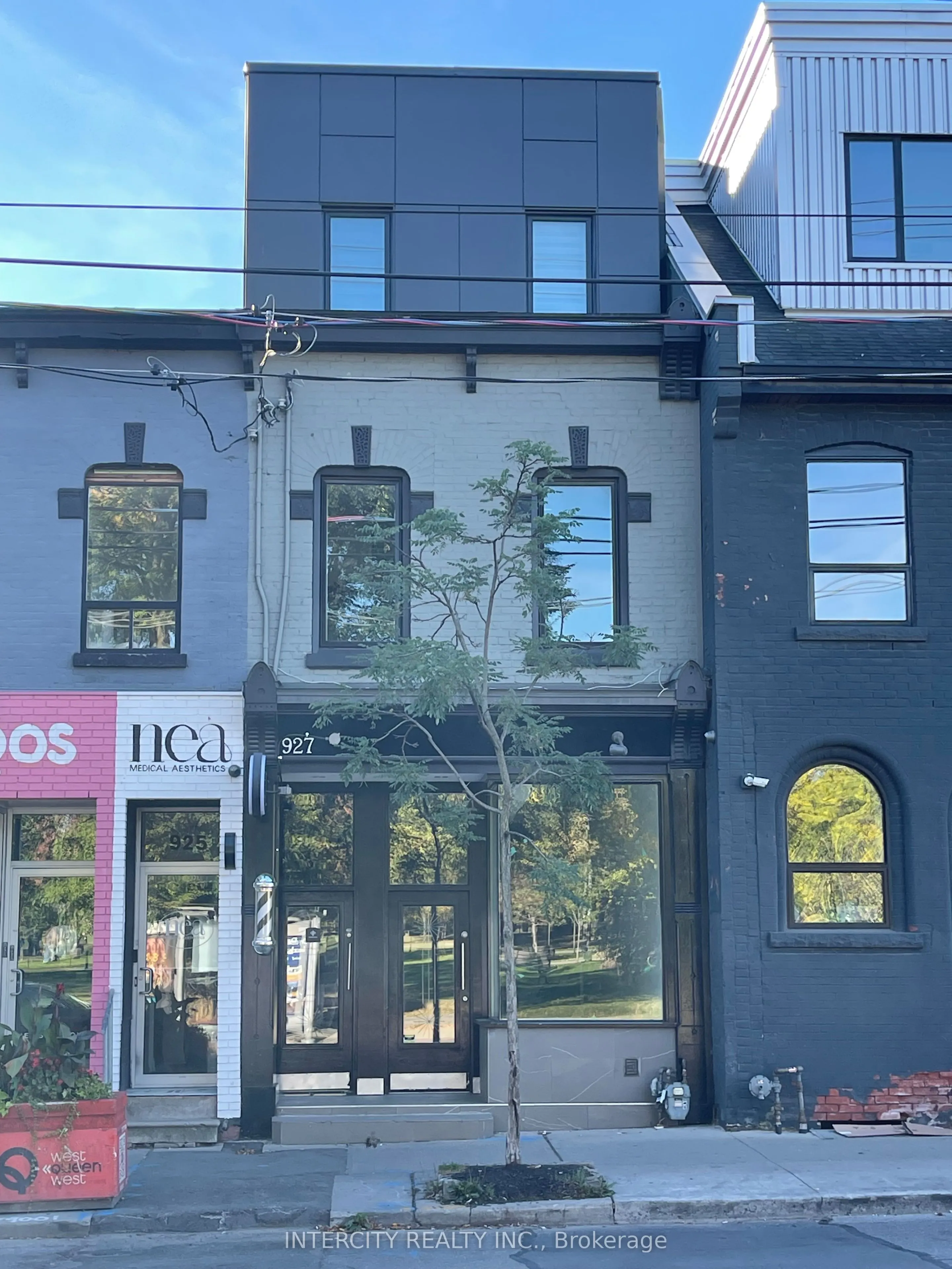 927 Queen Street W