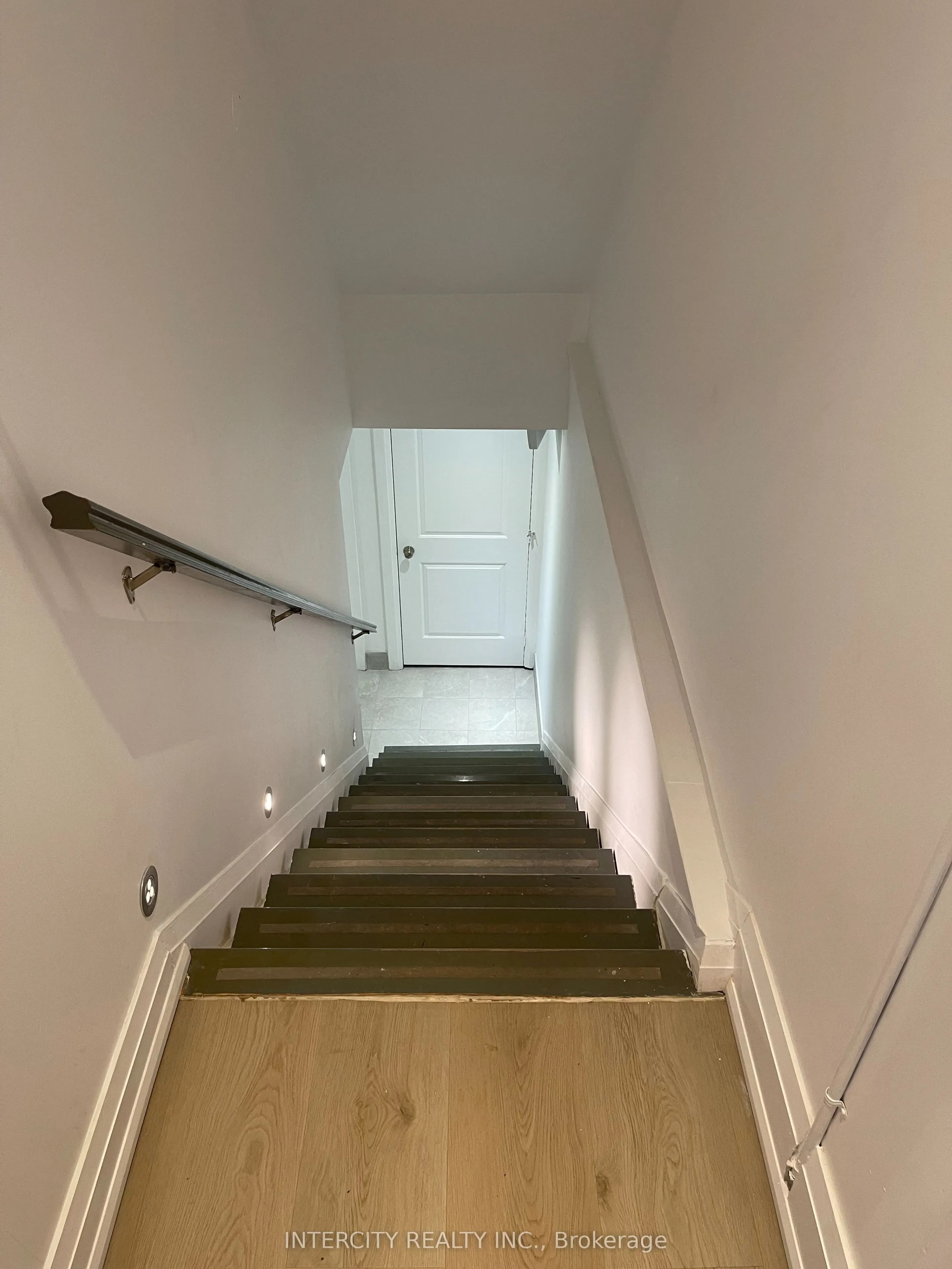 927 Queen Street W