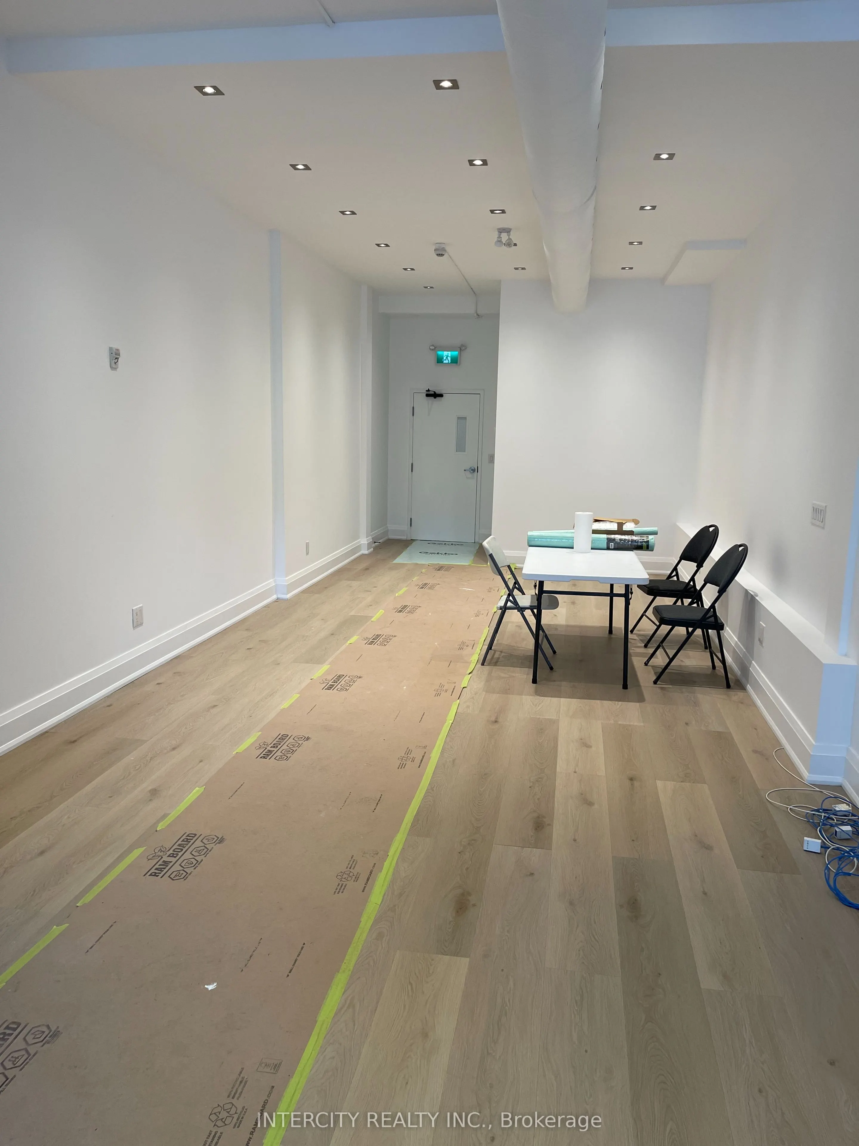 927 Queen Street W