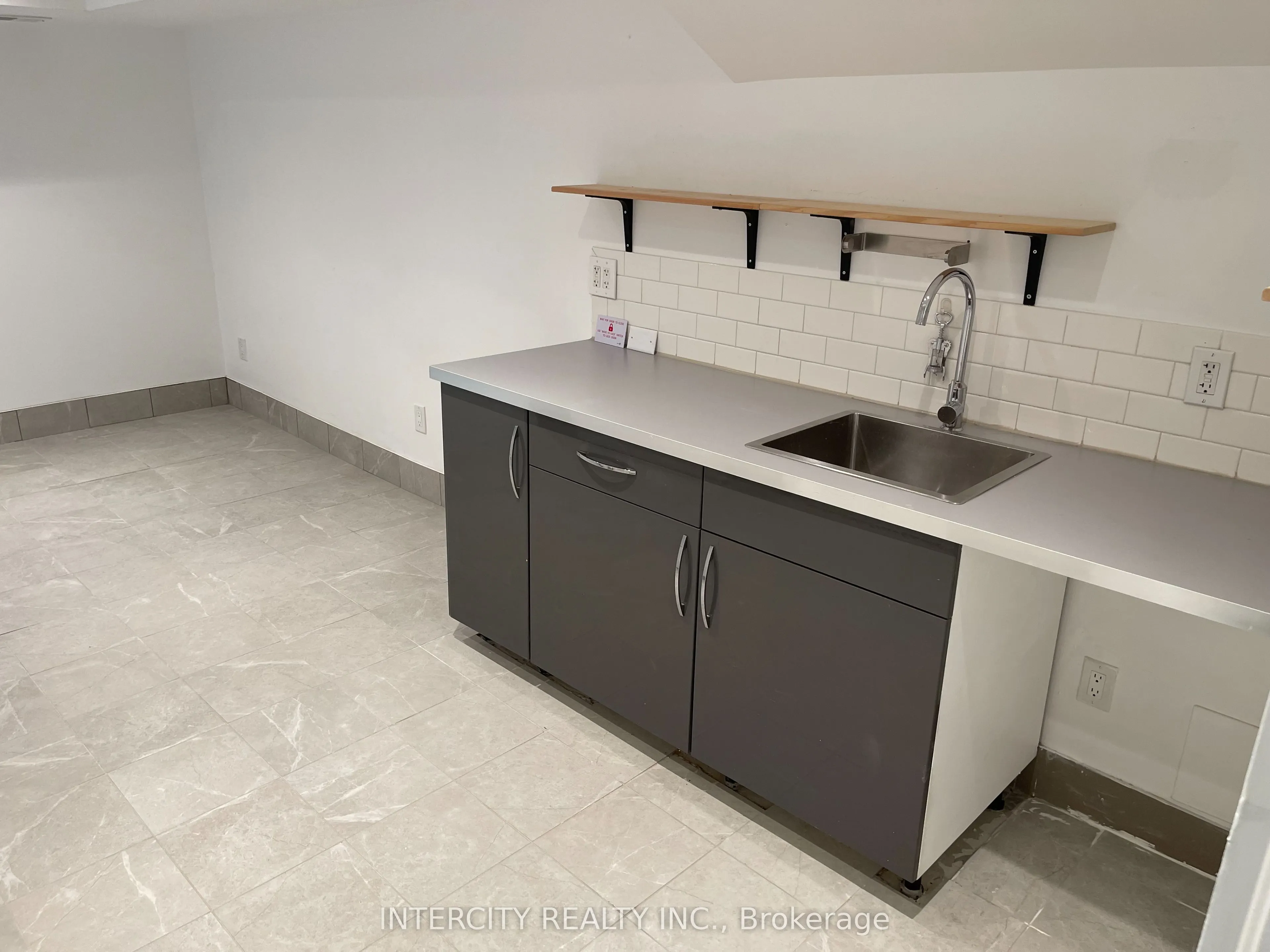 927 Queen Street W