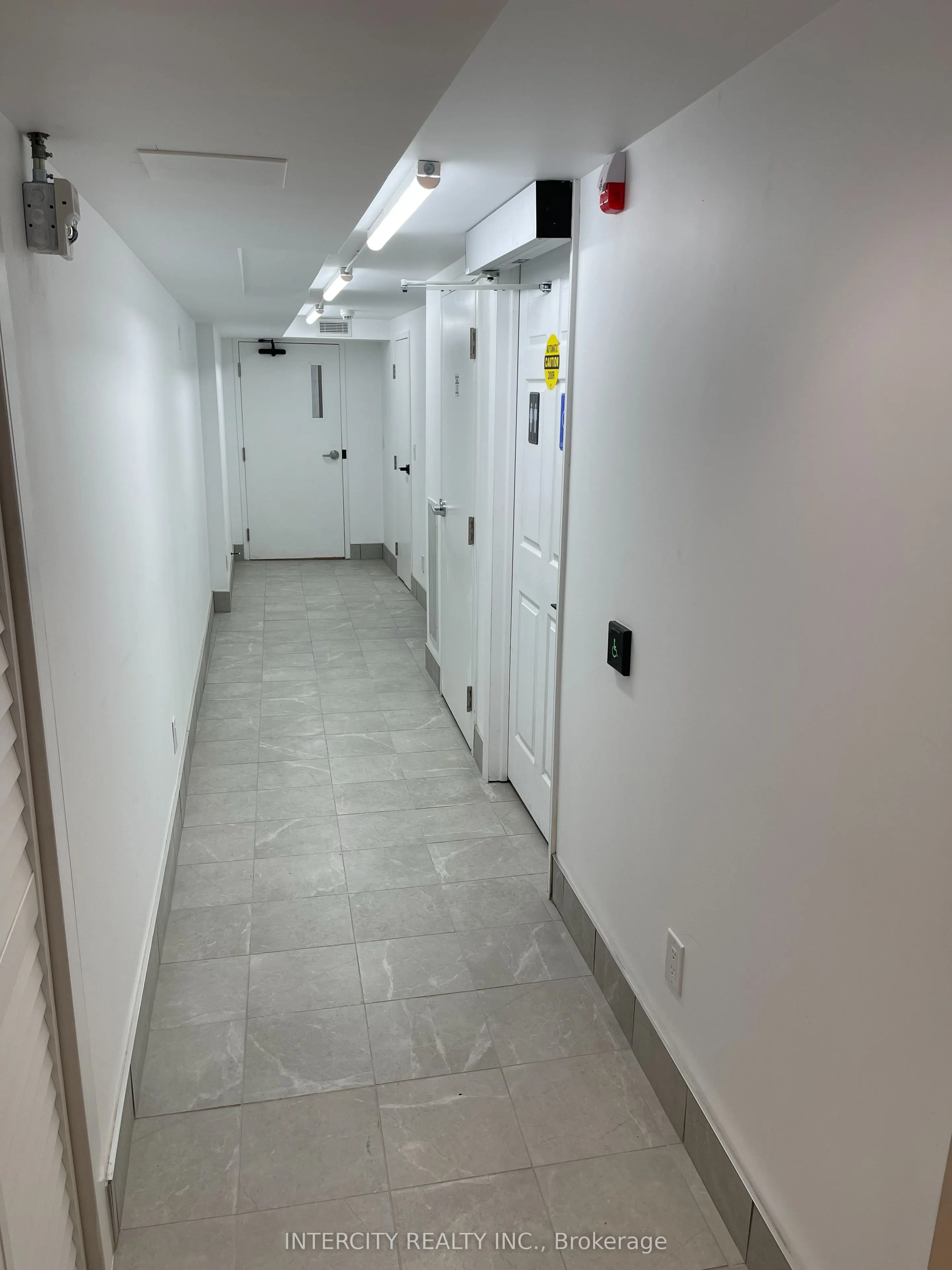 927 Queen Street W