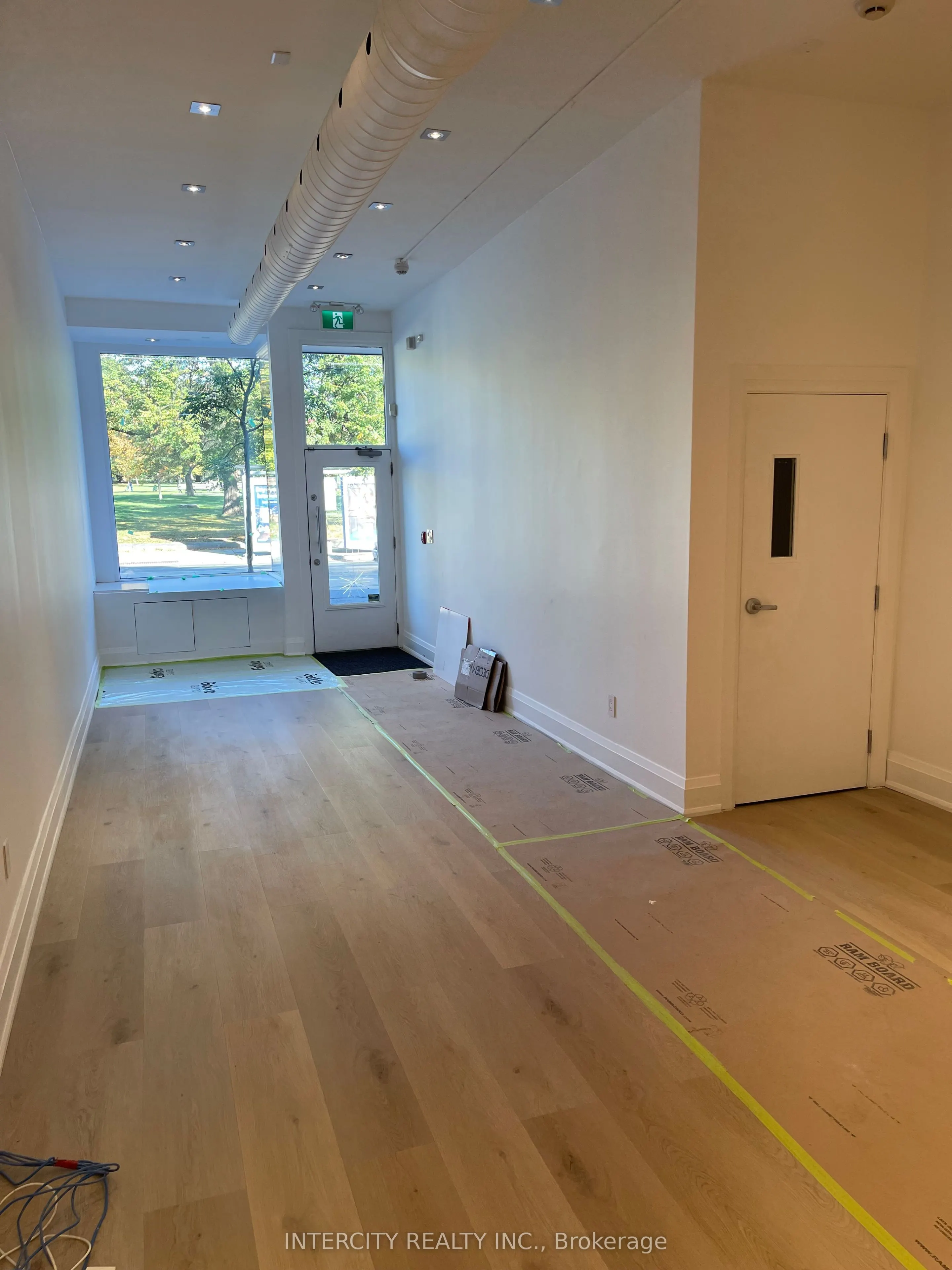 927 Queen Street W