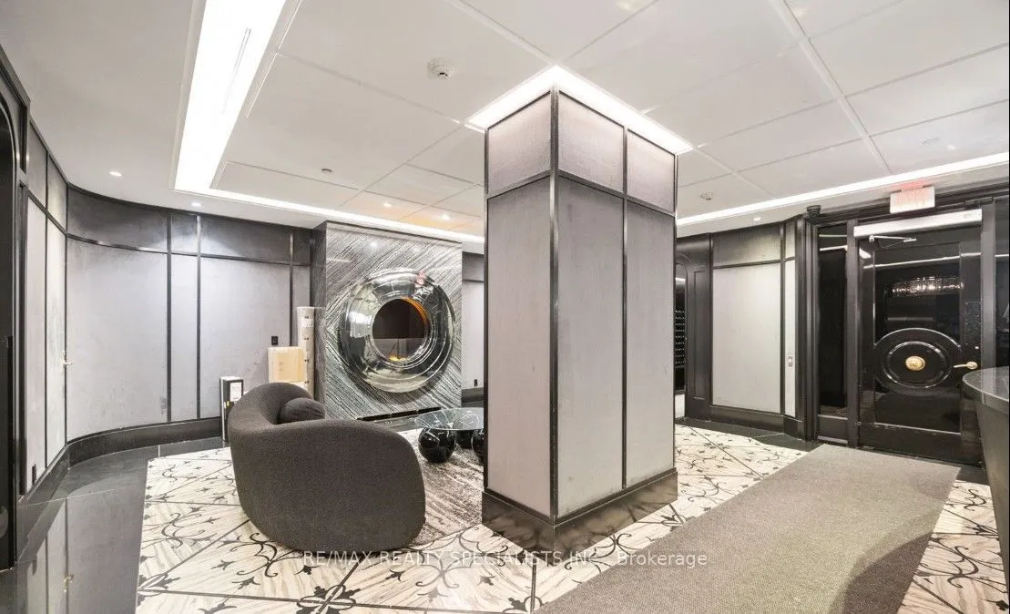 88 Blue Jays Way #2001