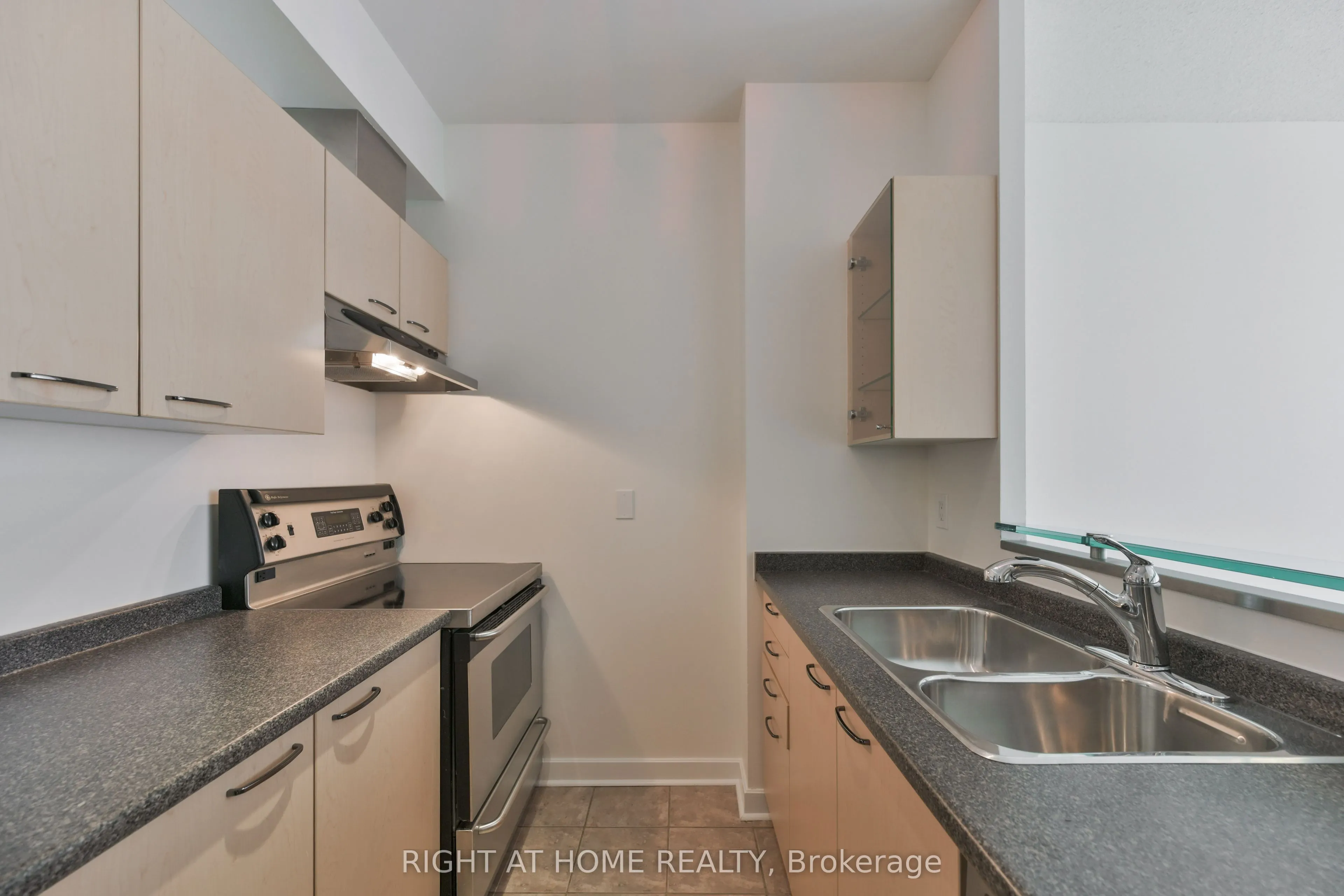 438 Richmond Street W #621