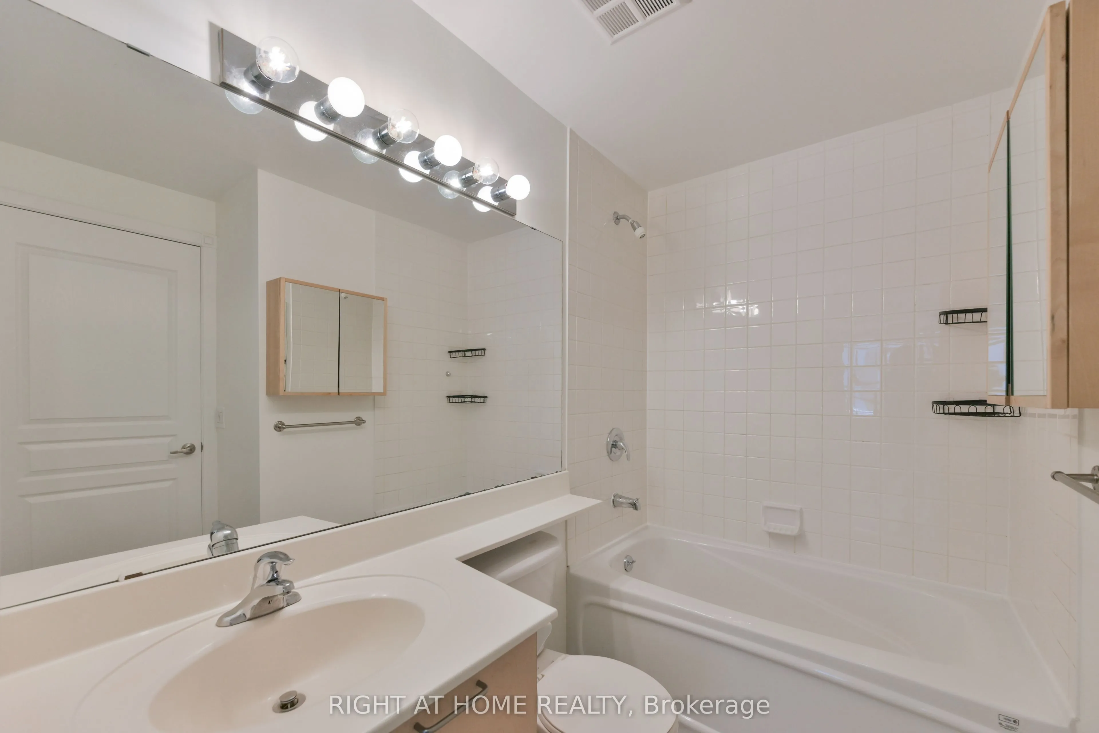 438 Richmond Street W #621