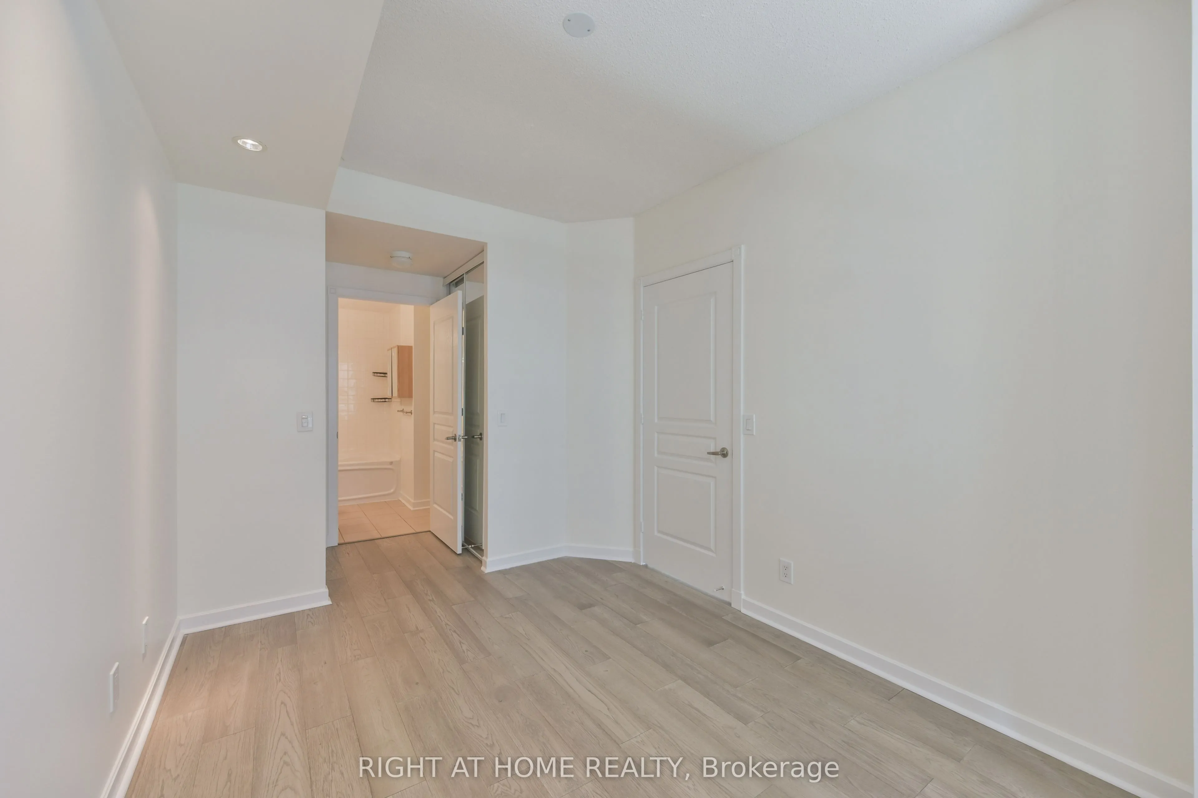 438 Richmond Street W #621