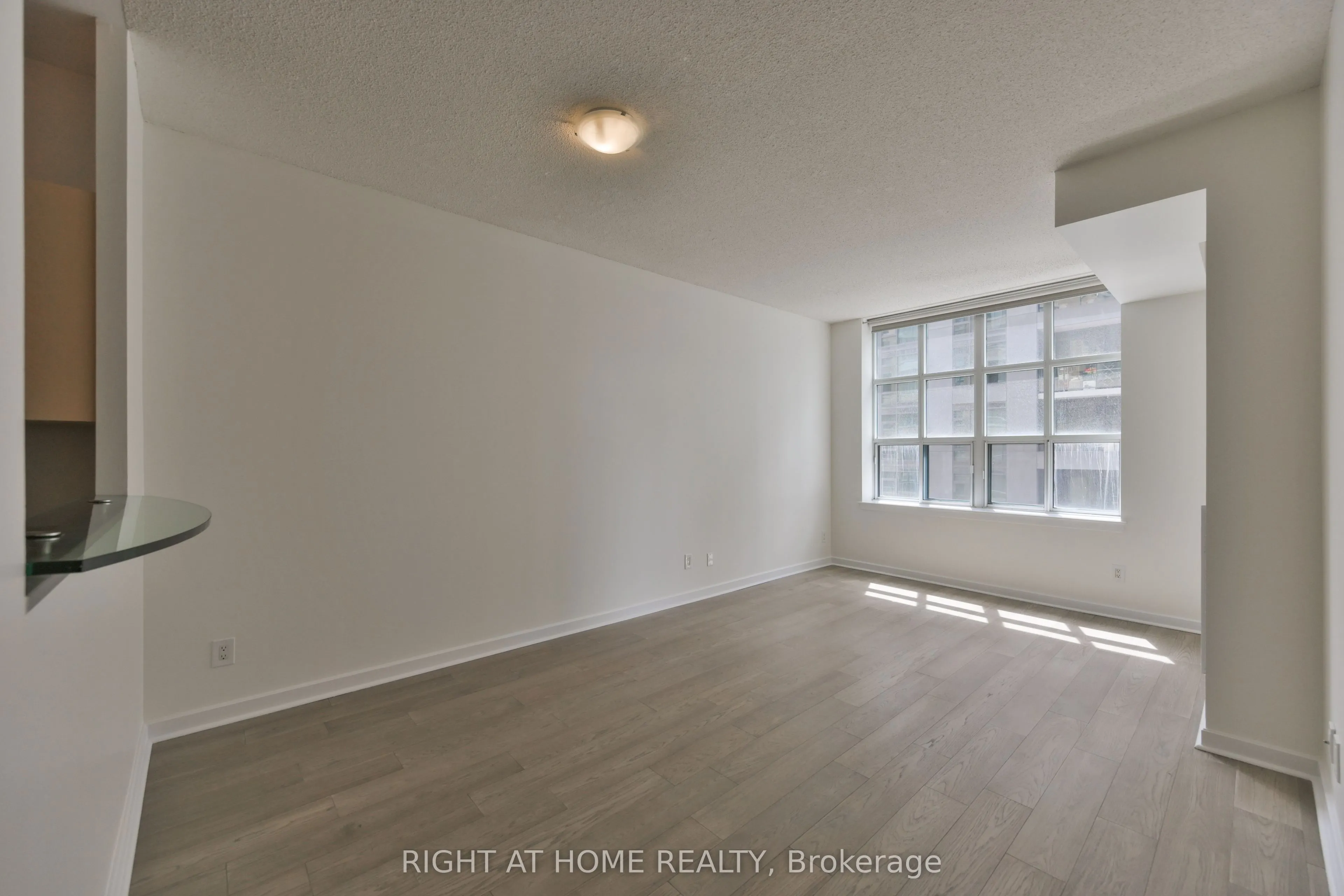 438 Richmond Street W #621