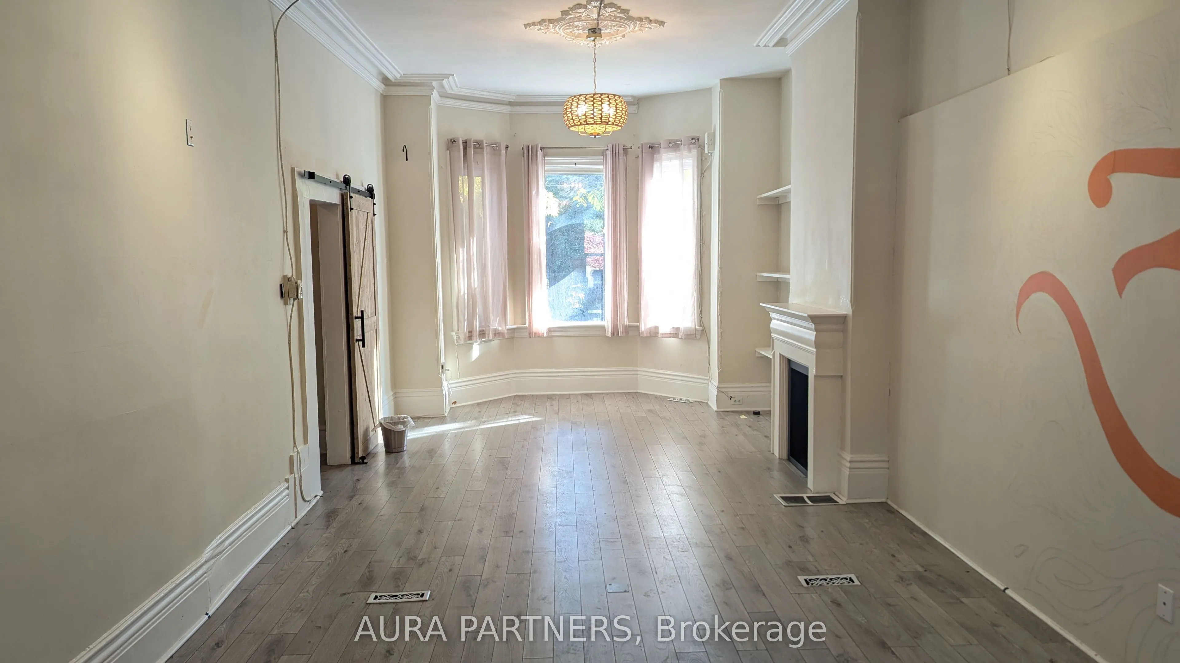 842 King Street W