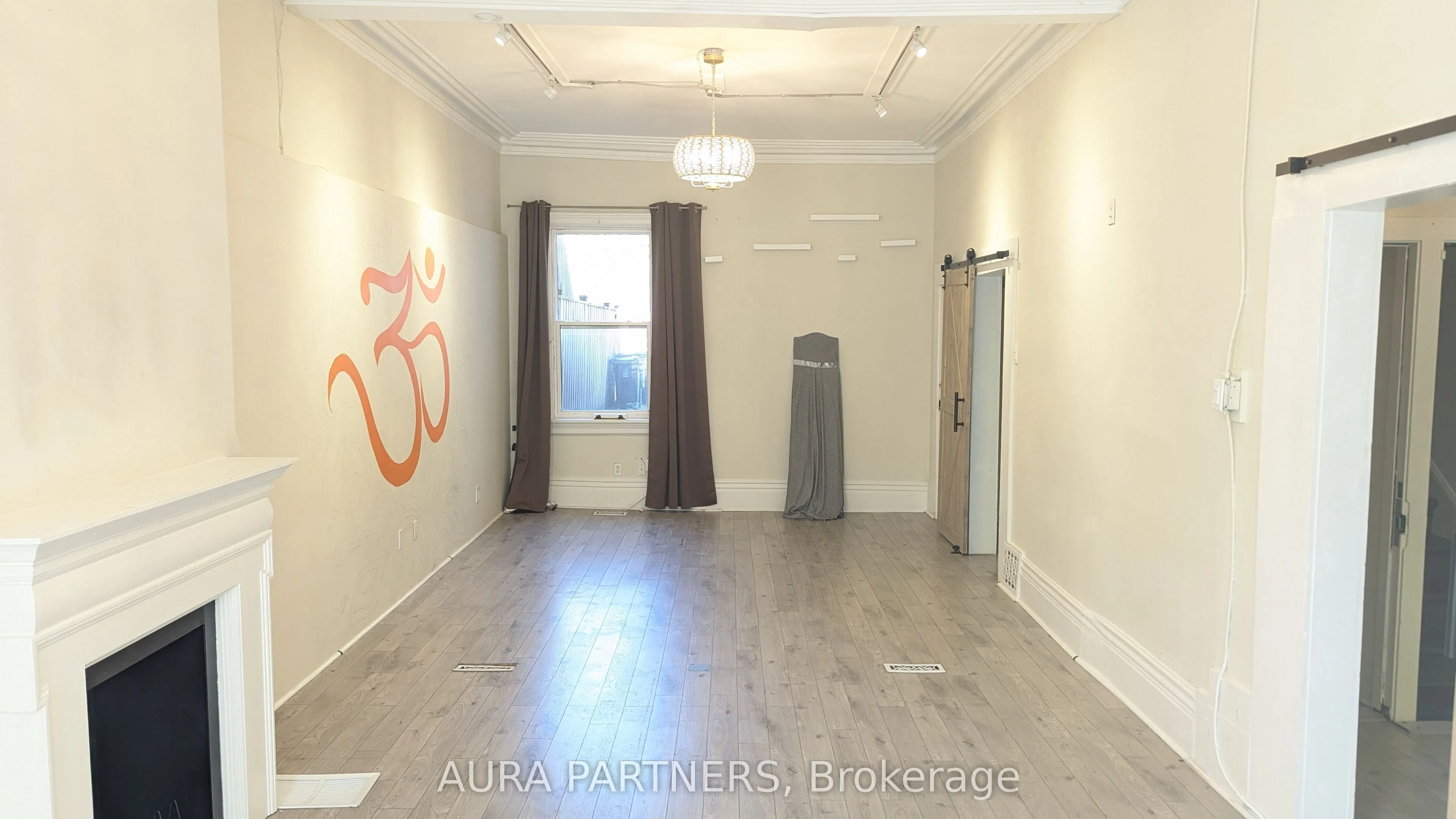 842 King Street W