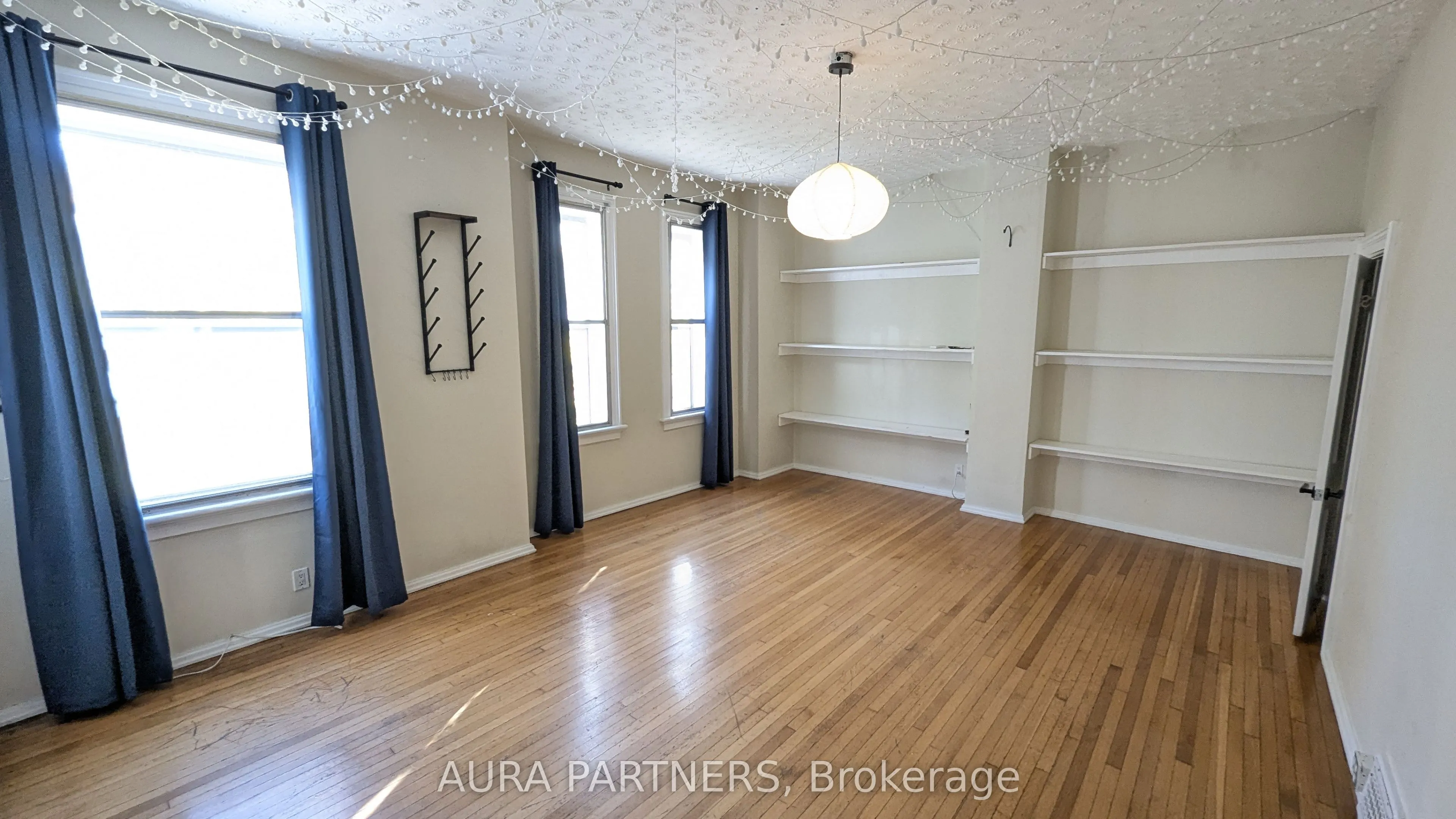 842 King Street W
