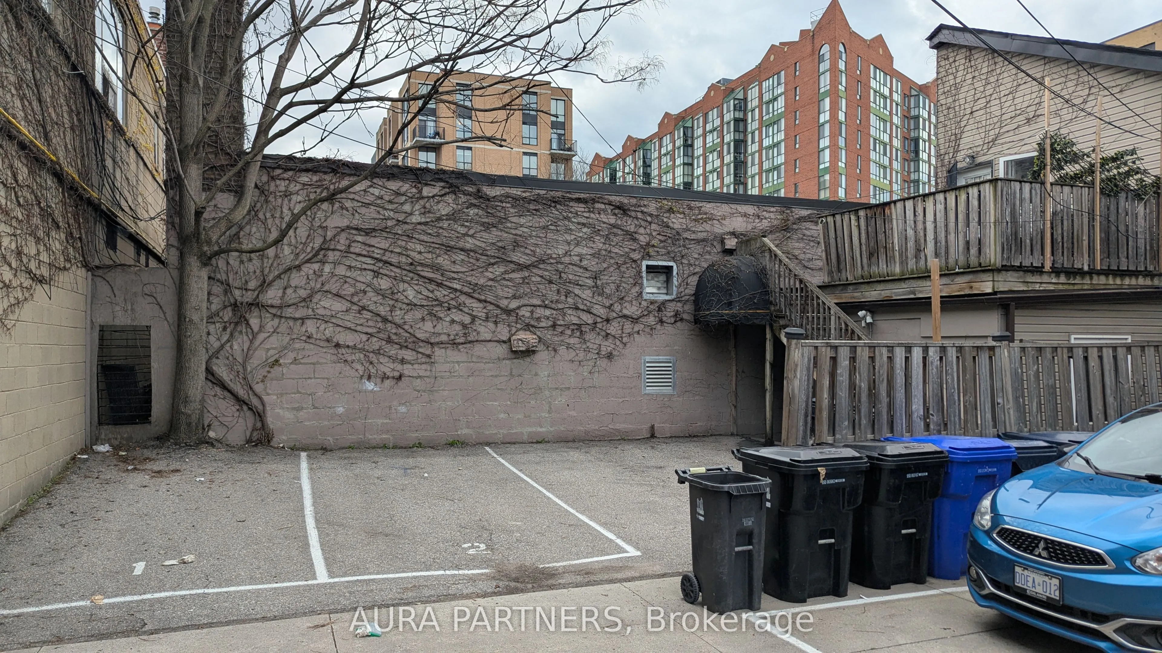 842 King Street W