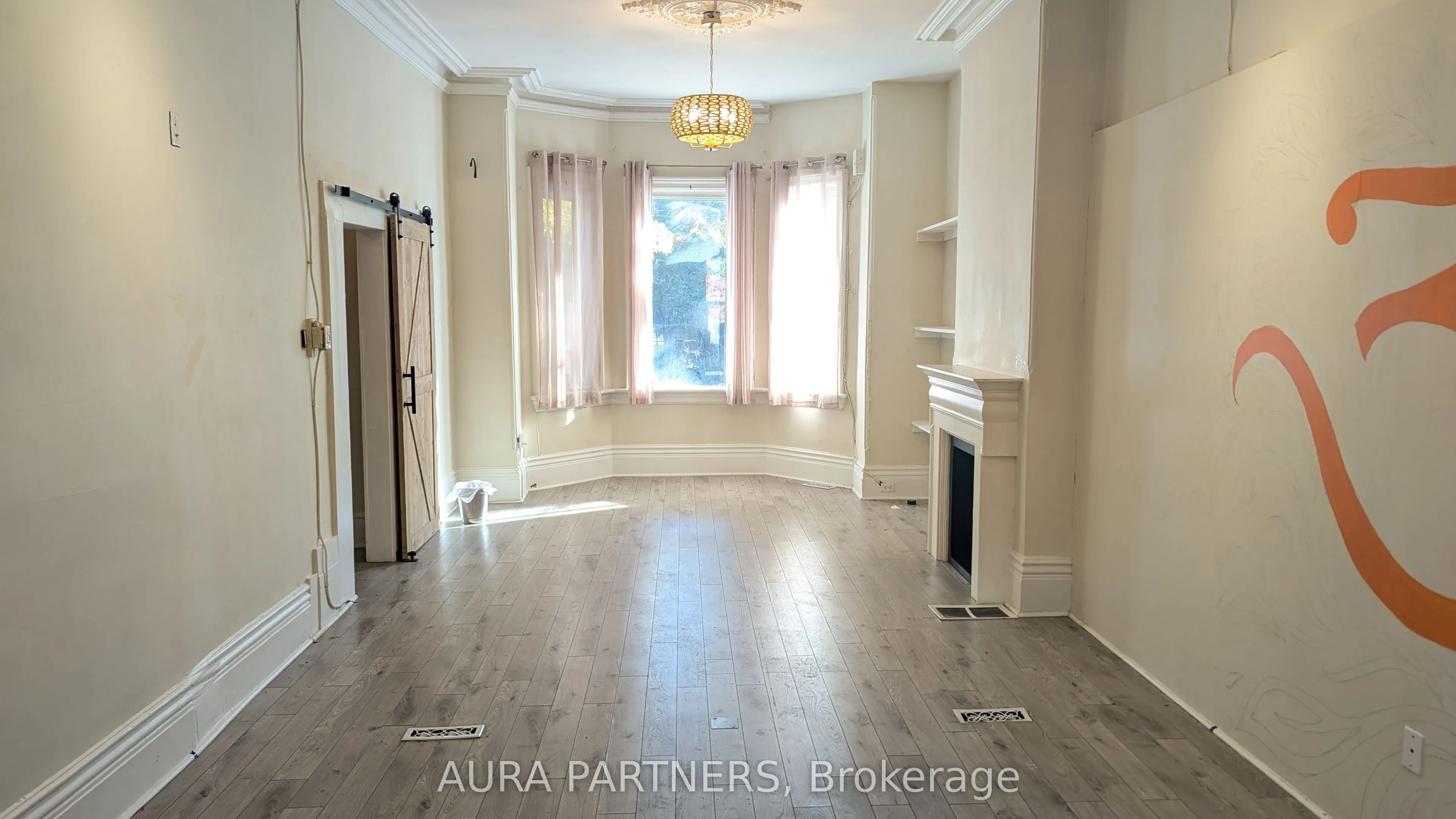 842 King Street W