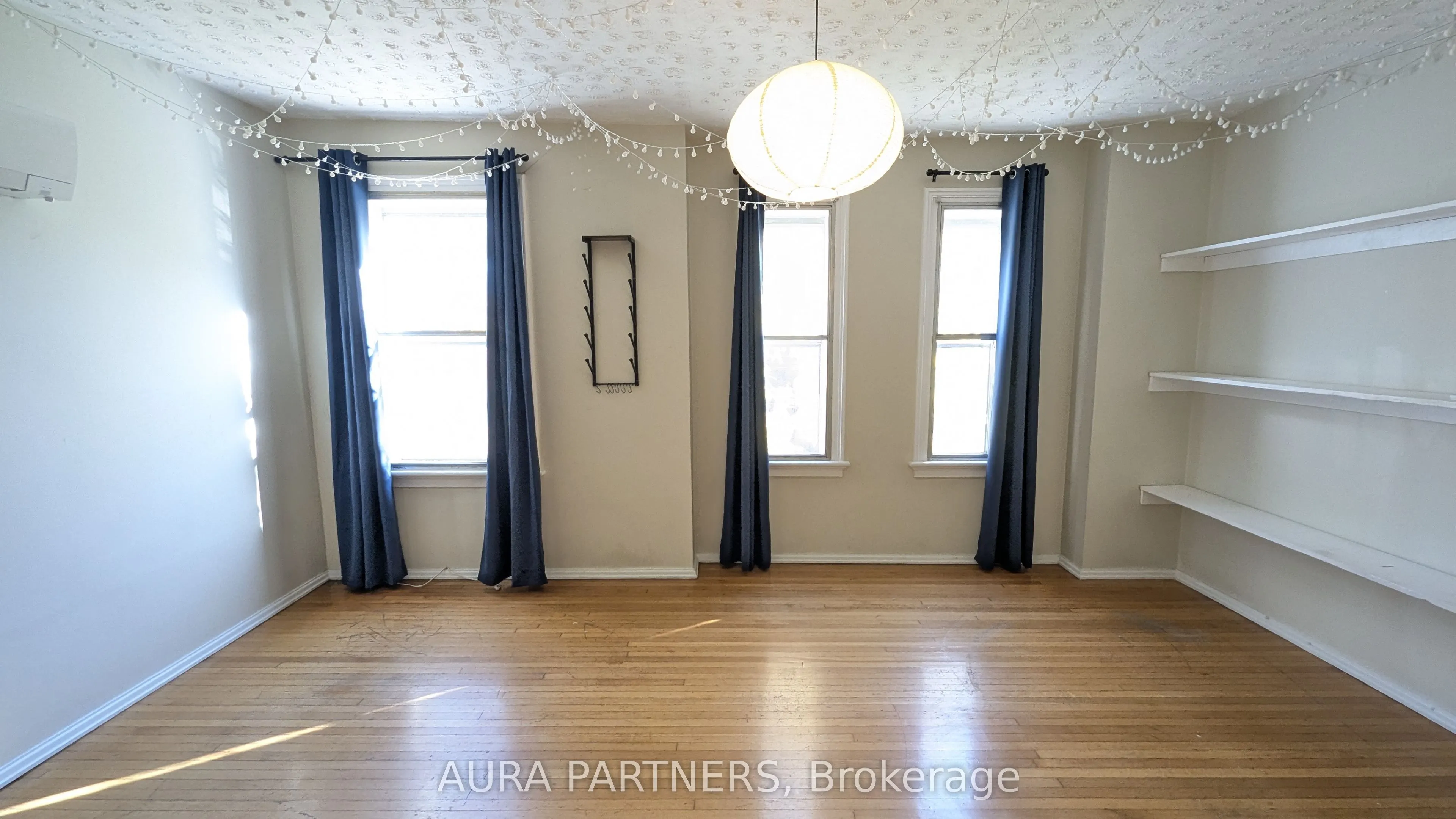 842 King Street W