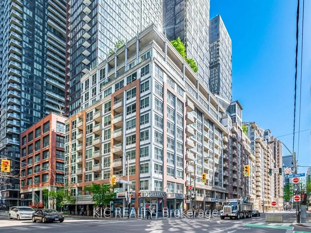250 Wellington Street W #1727