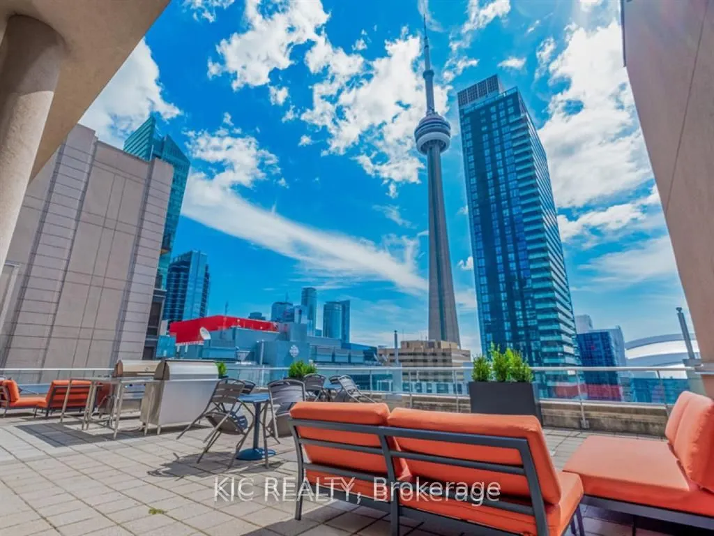 250 Wellington Street W #1727