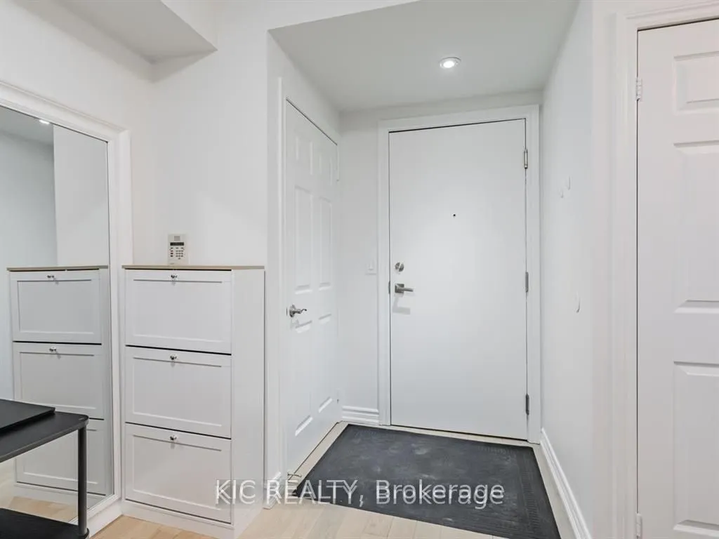 250 Wellington Street W #1727