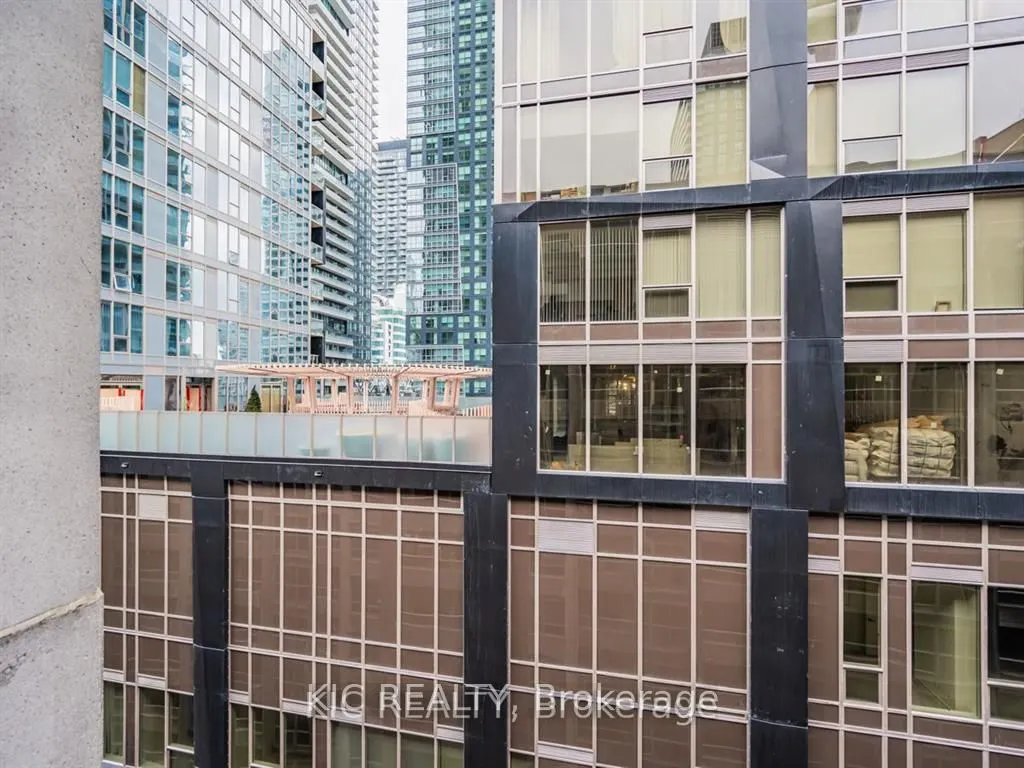 250 Wellington Street W #1727