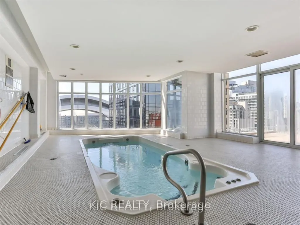 250 Wellington Street W #1727