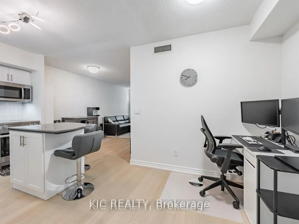 250 Wellington Street W #1727