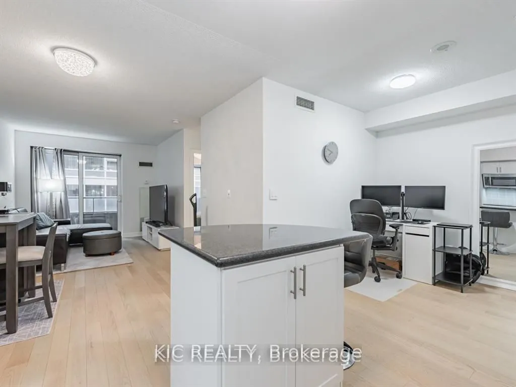 250 Wellington Street W #1727