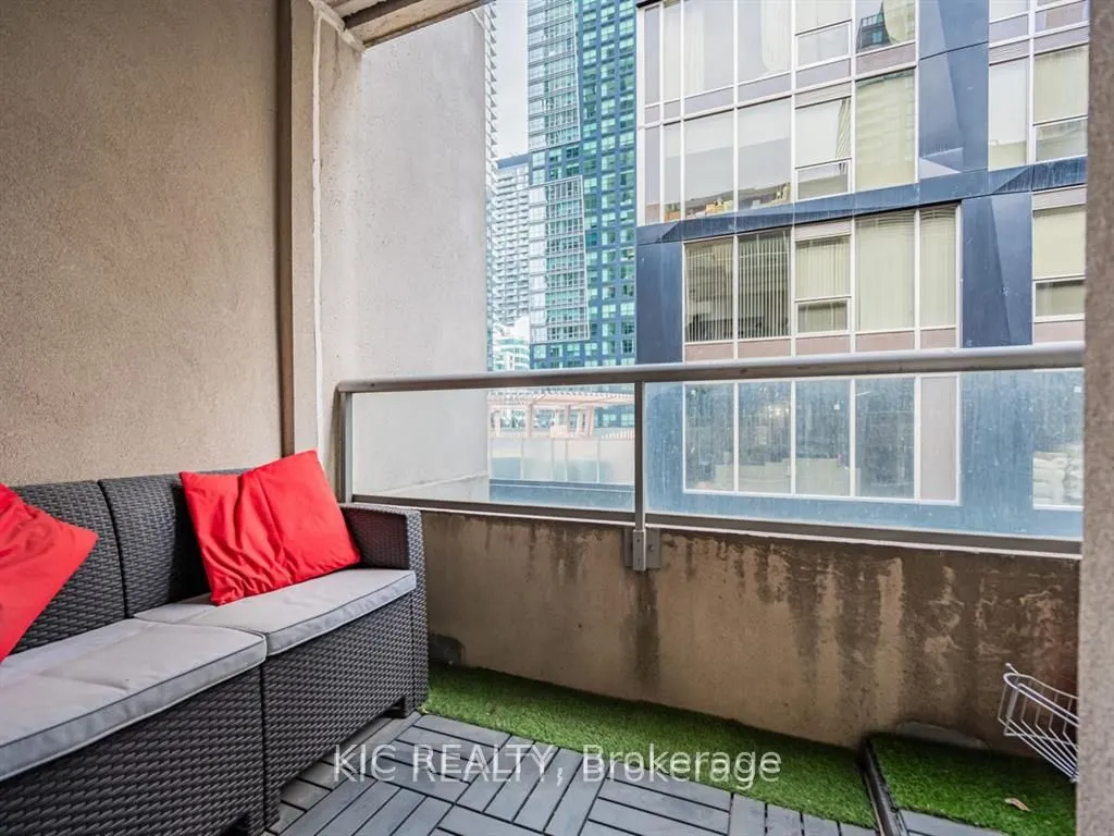 250 Wellington Street W #1727