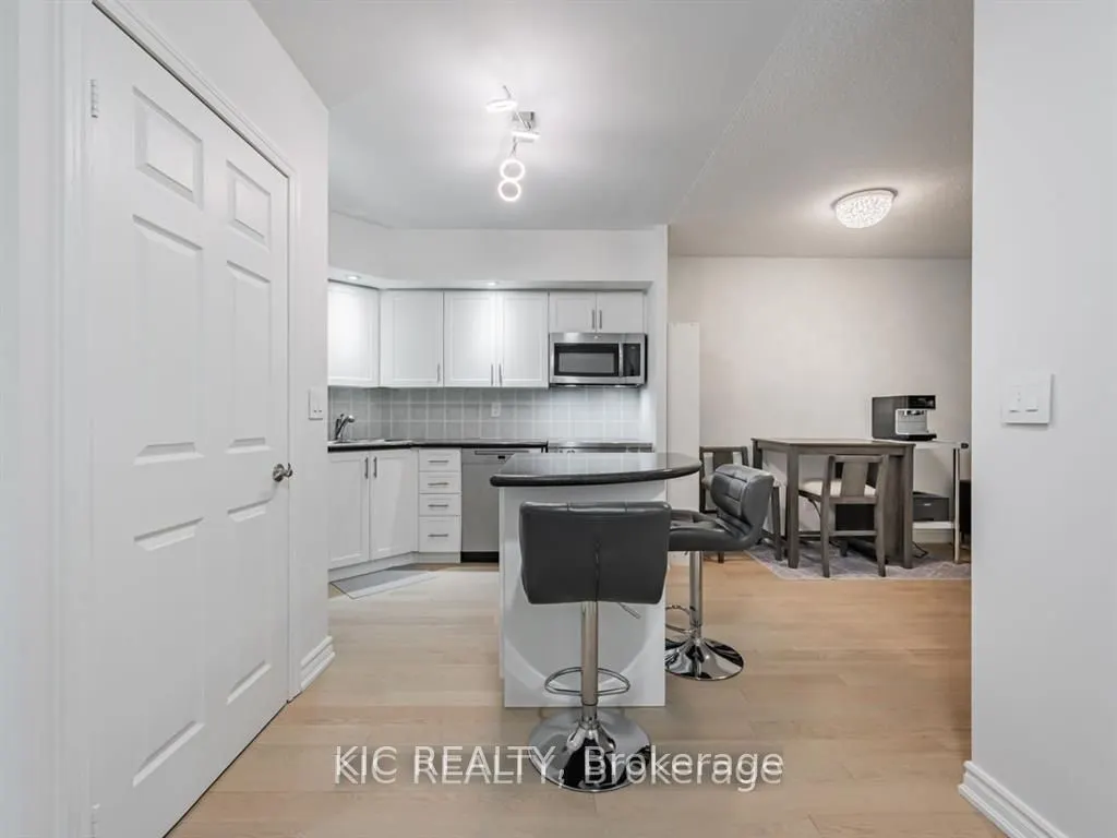 250 Wellington Street W #1727